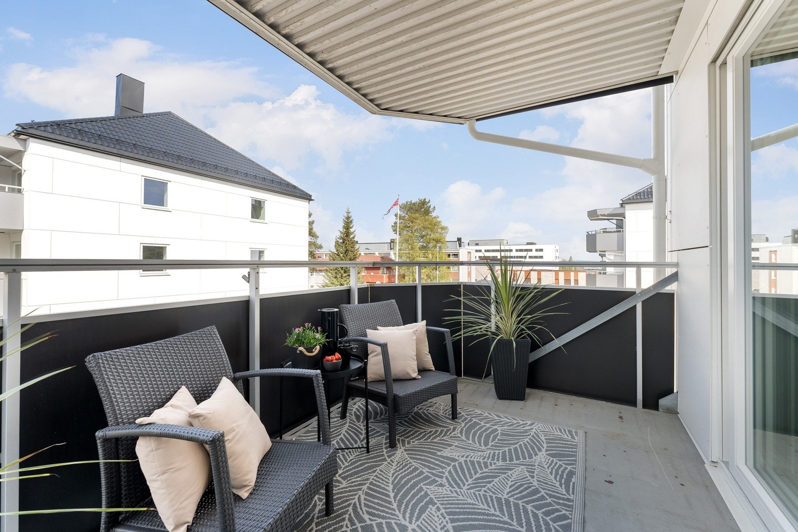 Romslig balkong med plass til det man måtte ønske av utemøblement. Balkongen er vestvendt og har med det gode solforhold. Galleribilde