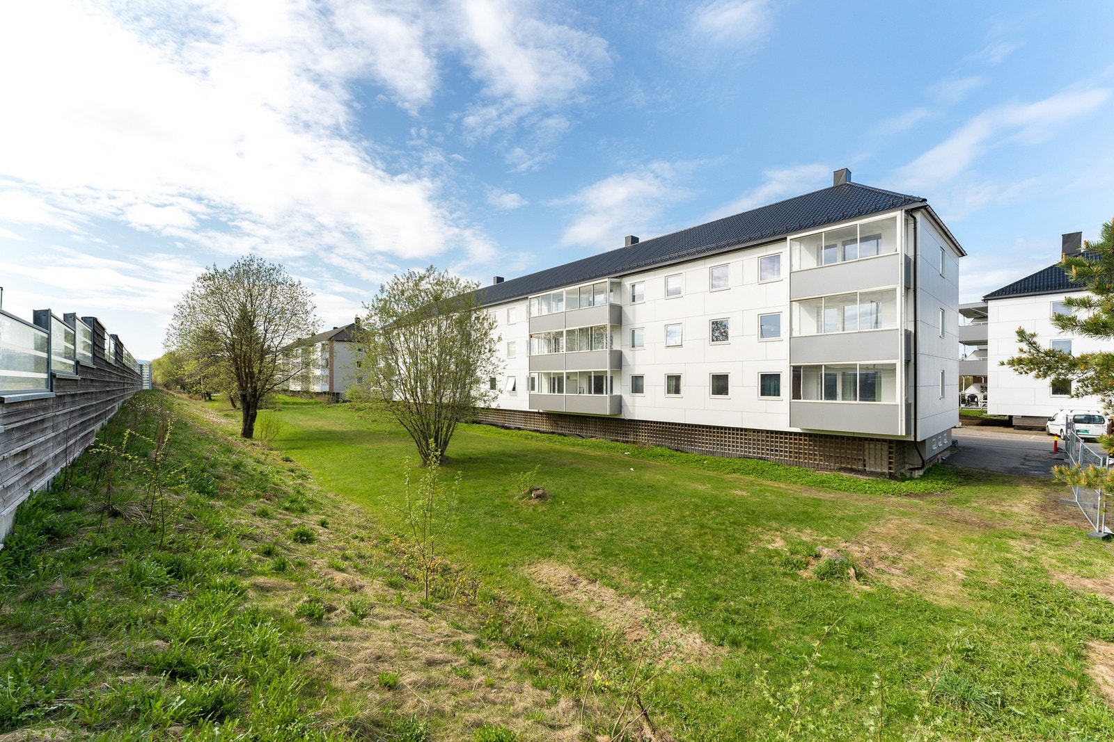 Grønt og fint uteområde på baksiden av blokka. Galleribilde