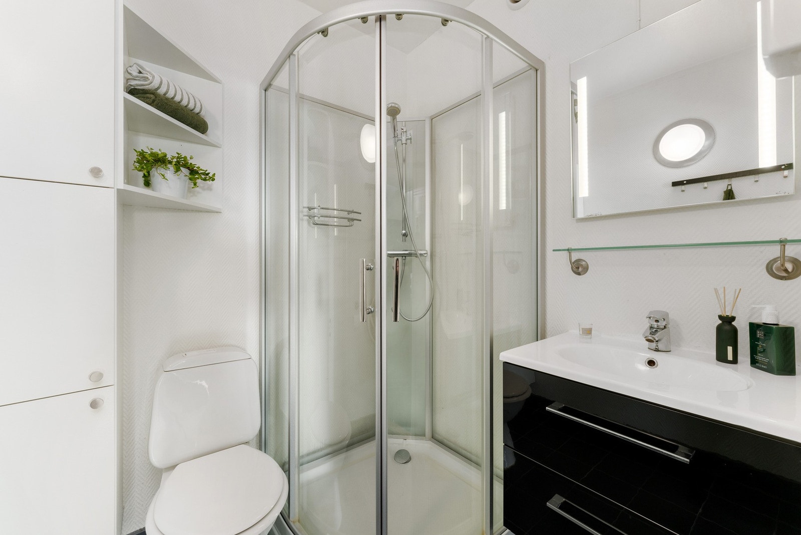 Badet er utstyrt med praktisk dusjkabinett og har mekanisk avtrekk. Galleribilde