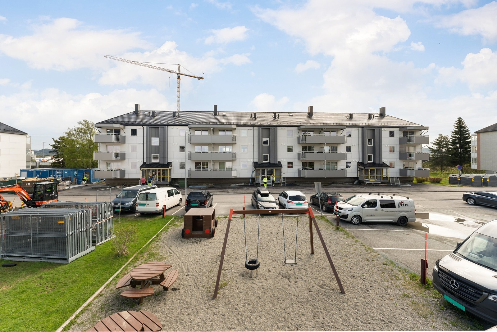 Hyggelig lekeplass rett utenfor blokka. Galleribilde
