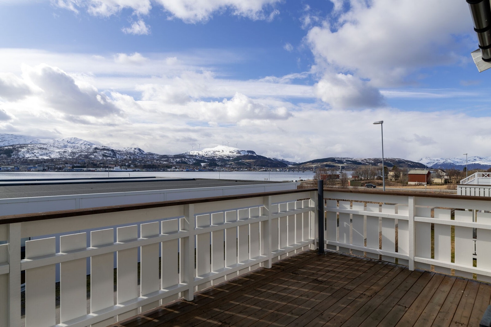 Utsikt mot Sortlandsbrua fra uteplass Galleribilde