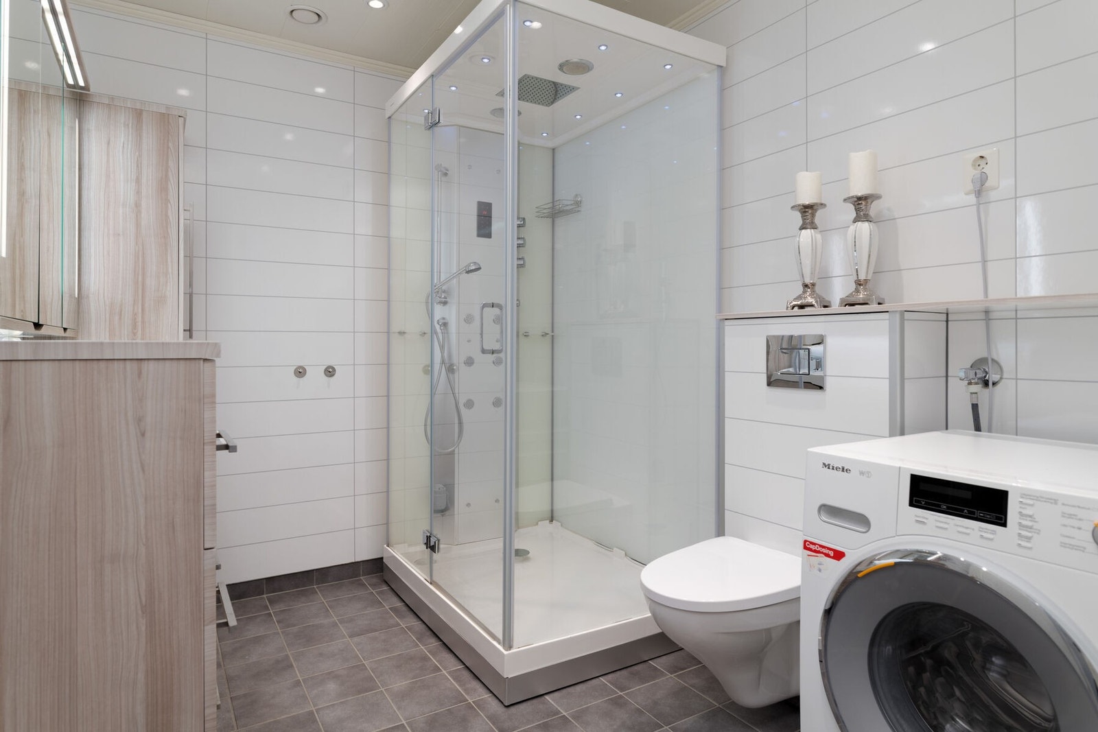 Nytt tak med spotter fra 2015. Uttak for vaskemaskin på badet. Galleribilde