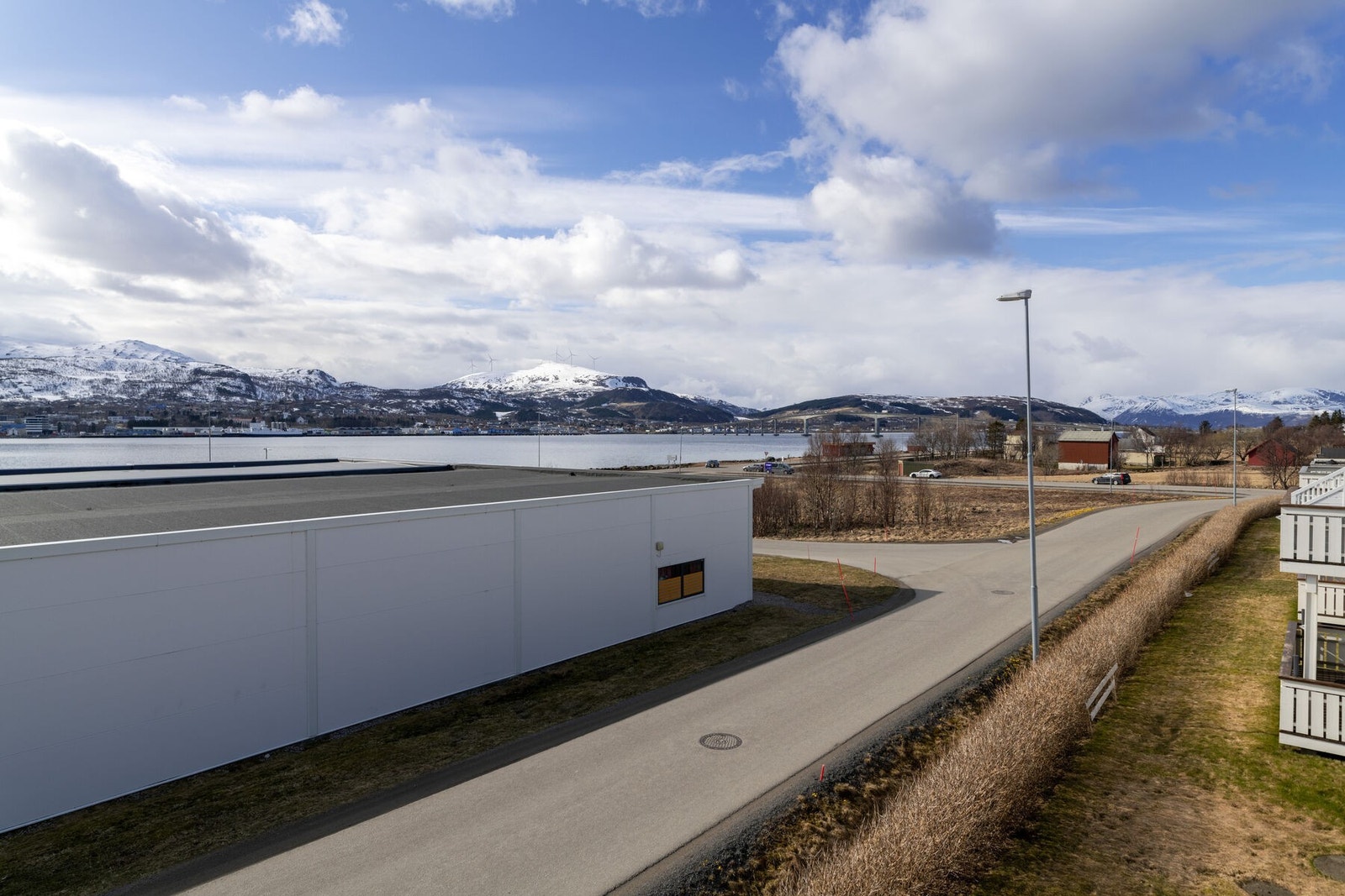 Utsikt mot Sortlandsbrua fra uteplass Galleribilde