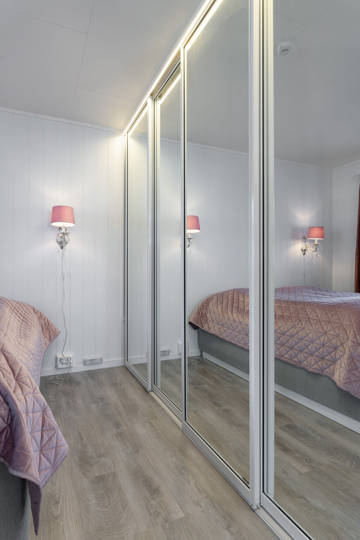 Skyvedørsgarderobe på soverom 1 Galleribilde