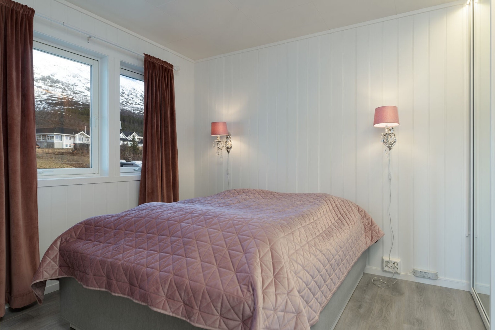 Soverom 1 med stor skyvedørsgarderobe Galleribilde