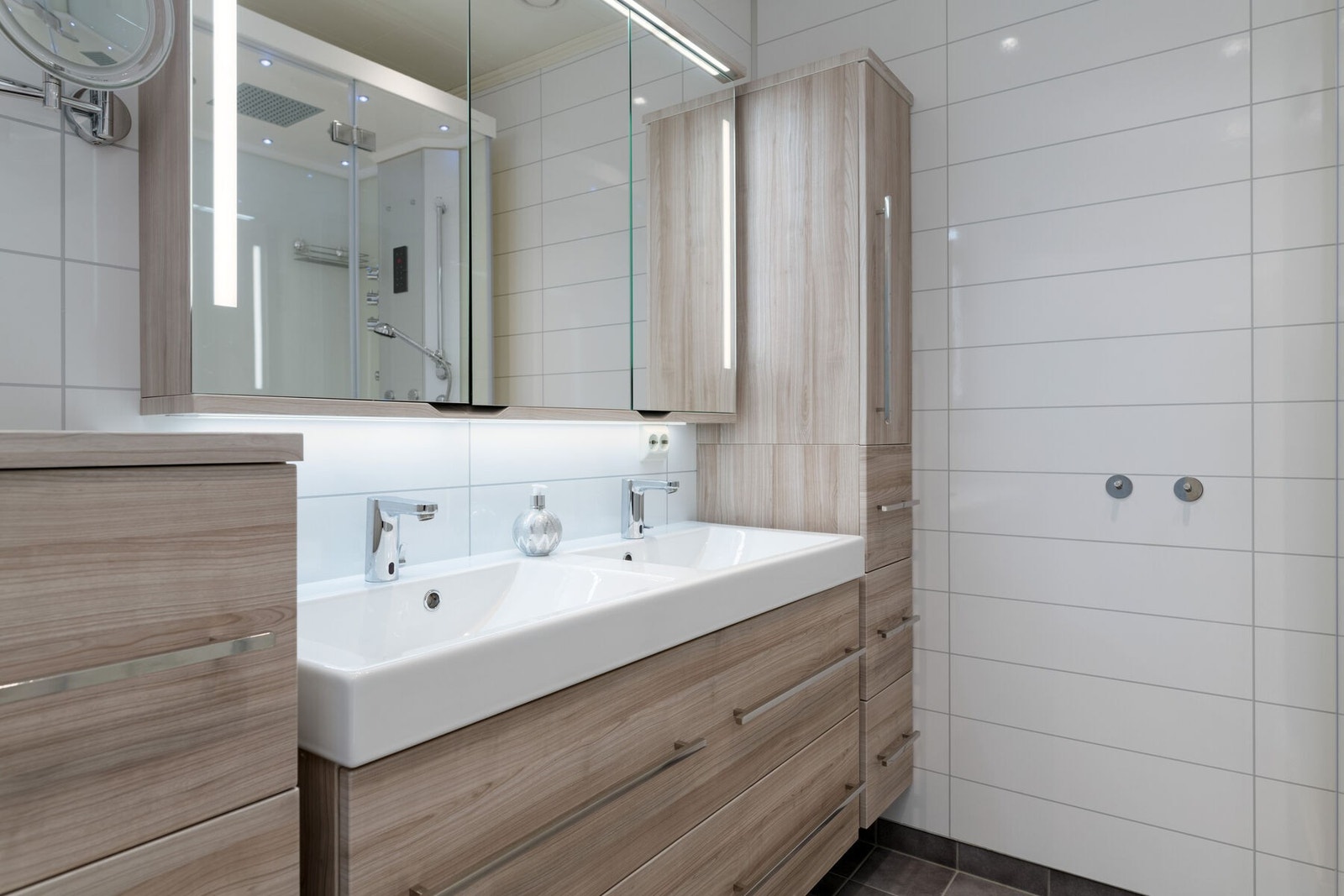 Nye vegger med våtromsplater og ny innredning i 2015. Badet har flislagt gulv med varme. Galleribilde