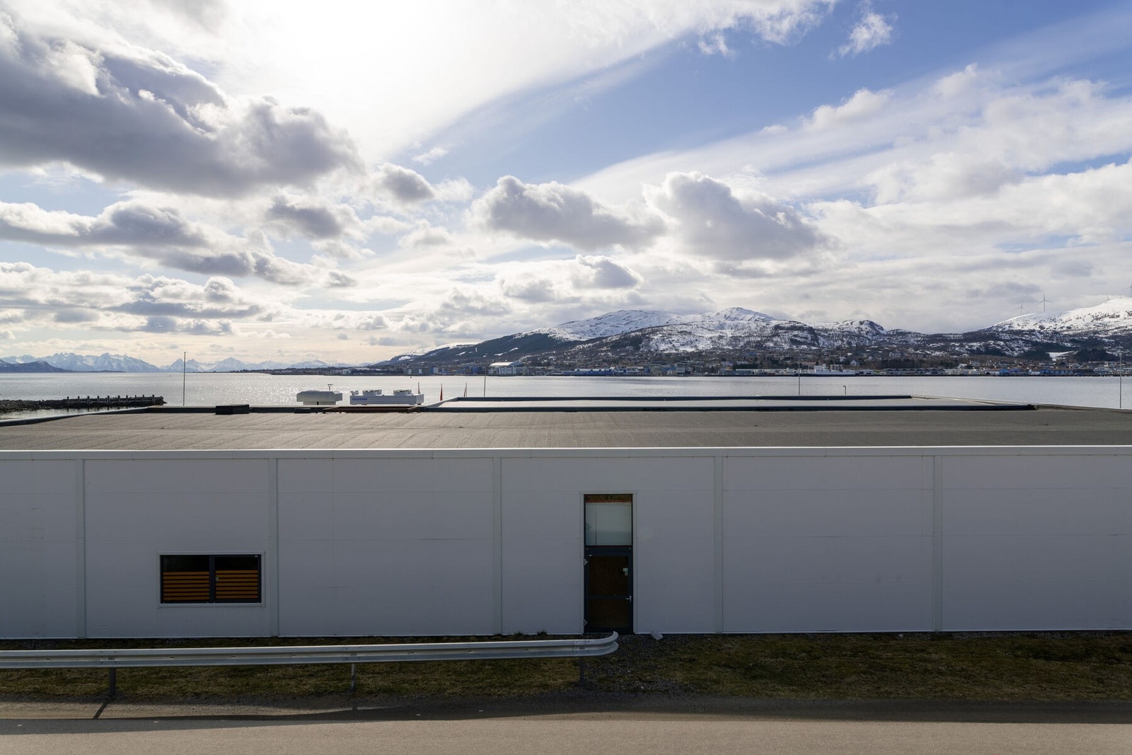 Utsikt mot Sortland og Sortlandsunnet fra uteplass Galleribilde