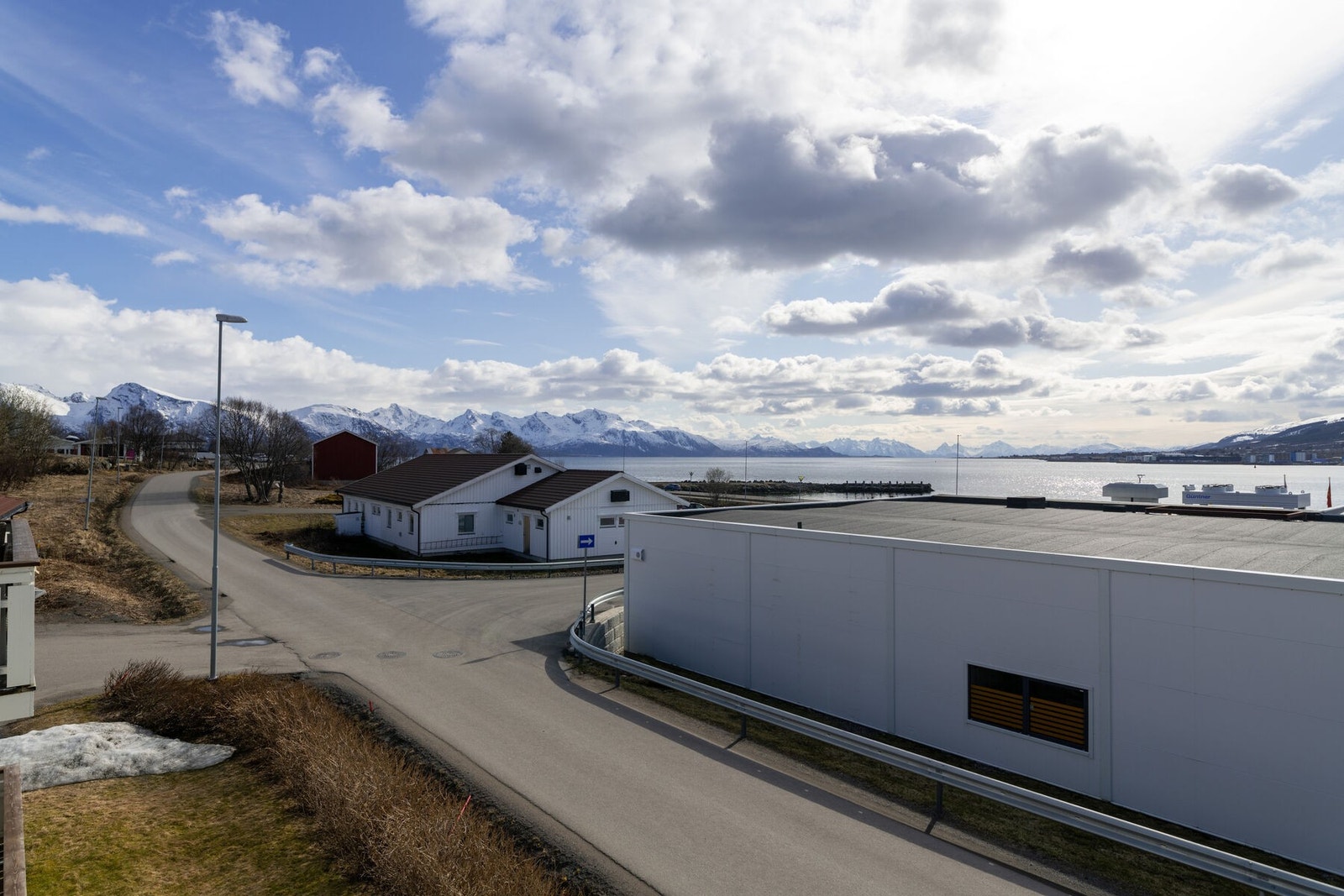 Utsikt mot Sortlandsunnet og de vakre Vesterålsfjellene fra uteplass Galleribilde