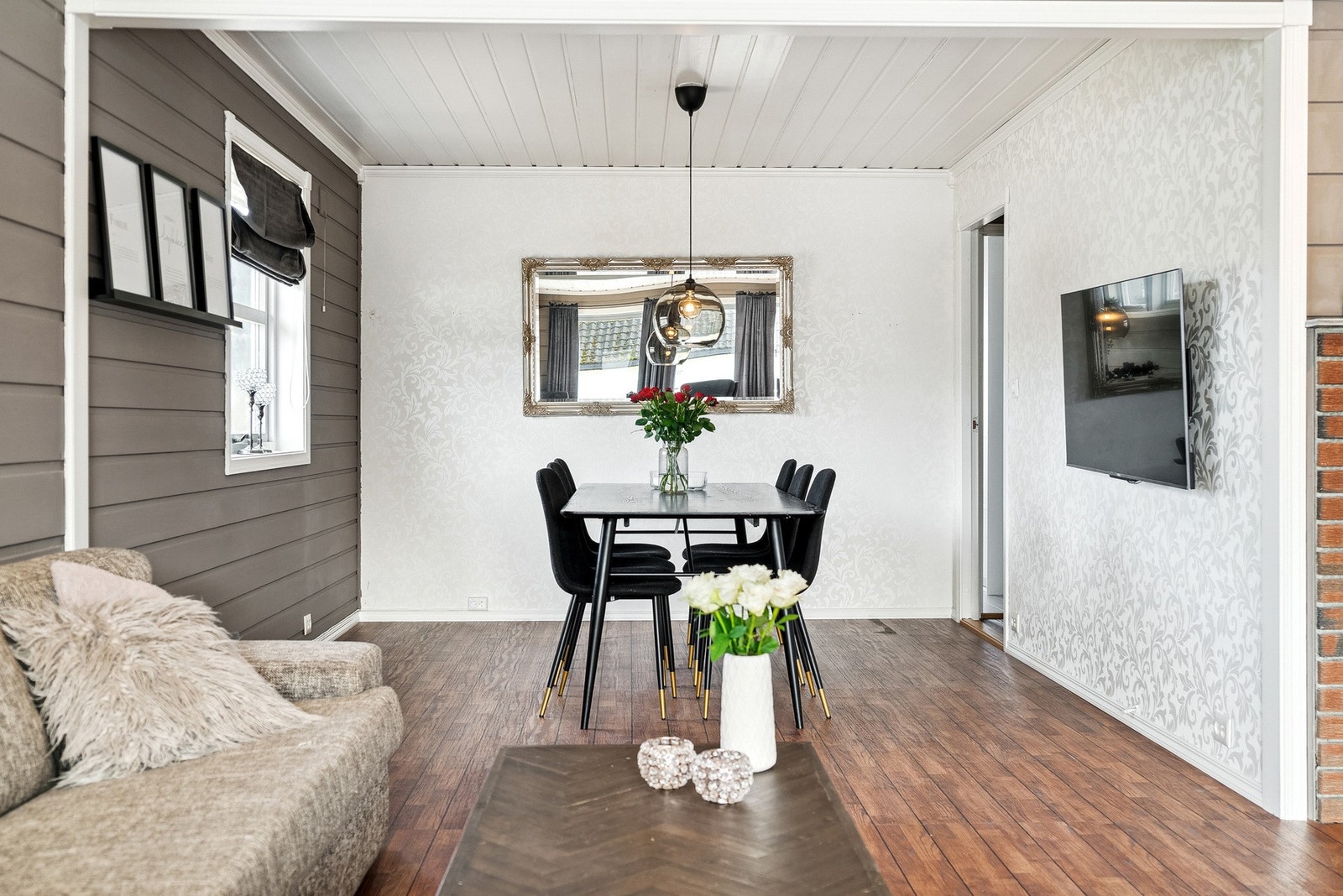 Spisestue med god plass for familiemiddag eller selskap Galleribilde