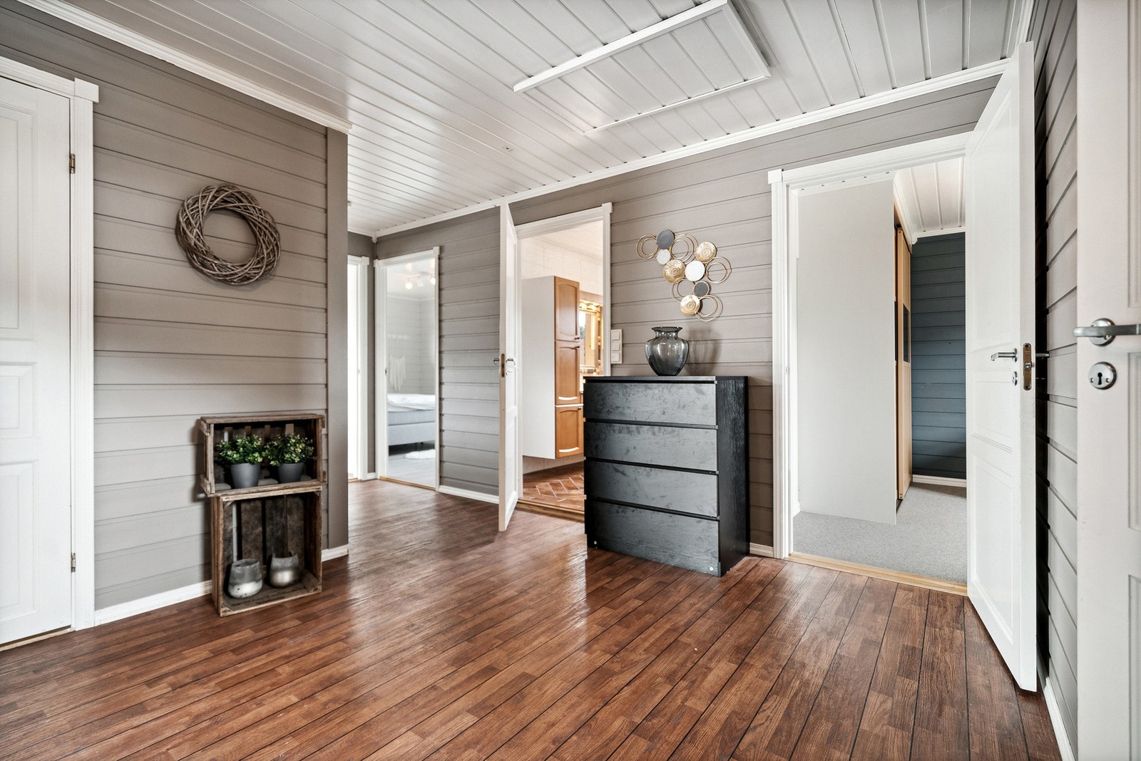 Etasjen er innholdsrik og har i tillegg til den store stuen en matbod, 2 soverom og bad Galleribilde