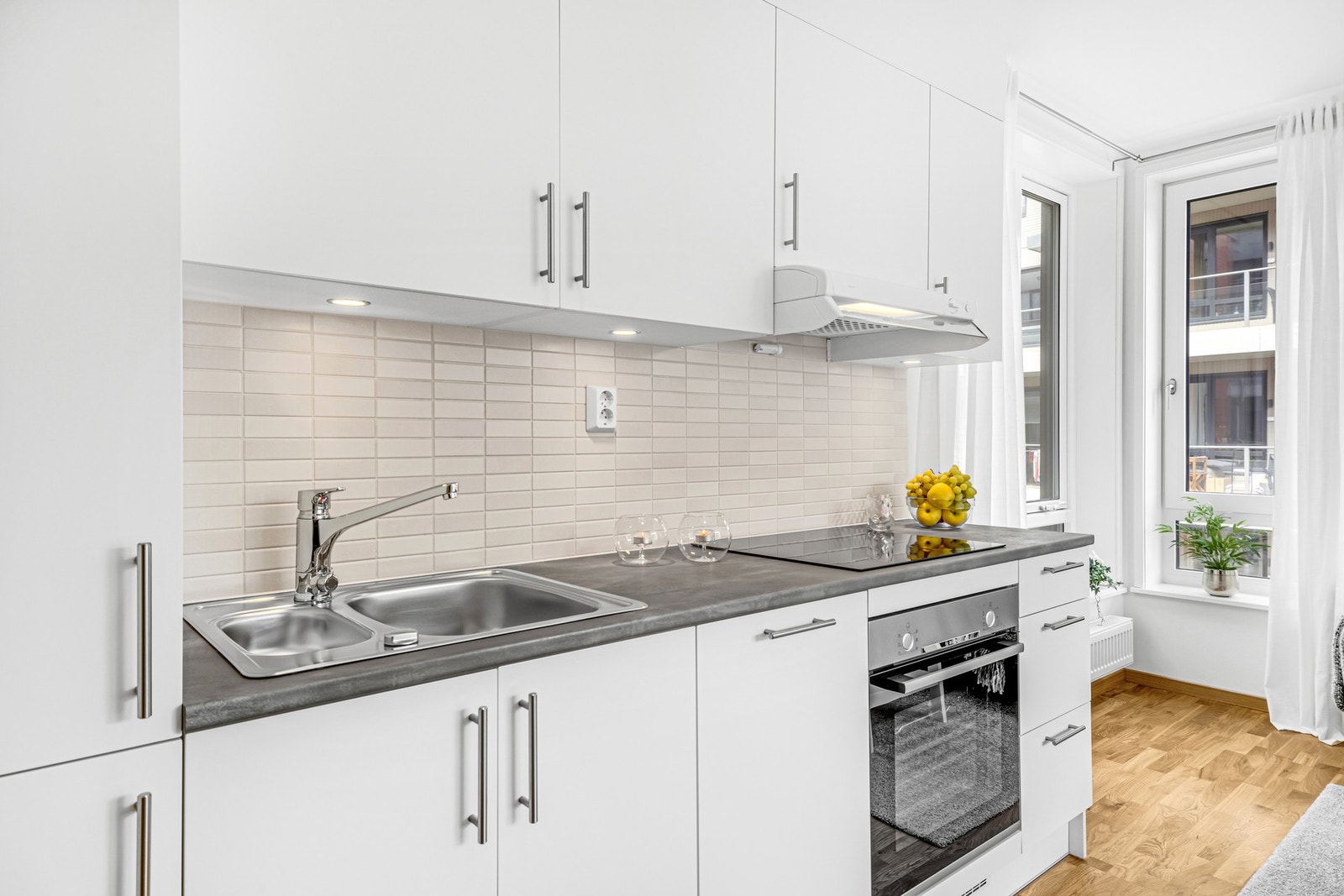 Det er integrert platetopp, stekovn, oppvaskmaskin og kjøl/fryseskap. Galleribilde