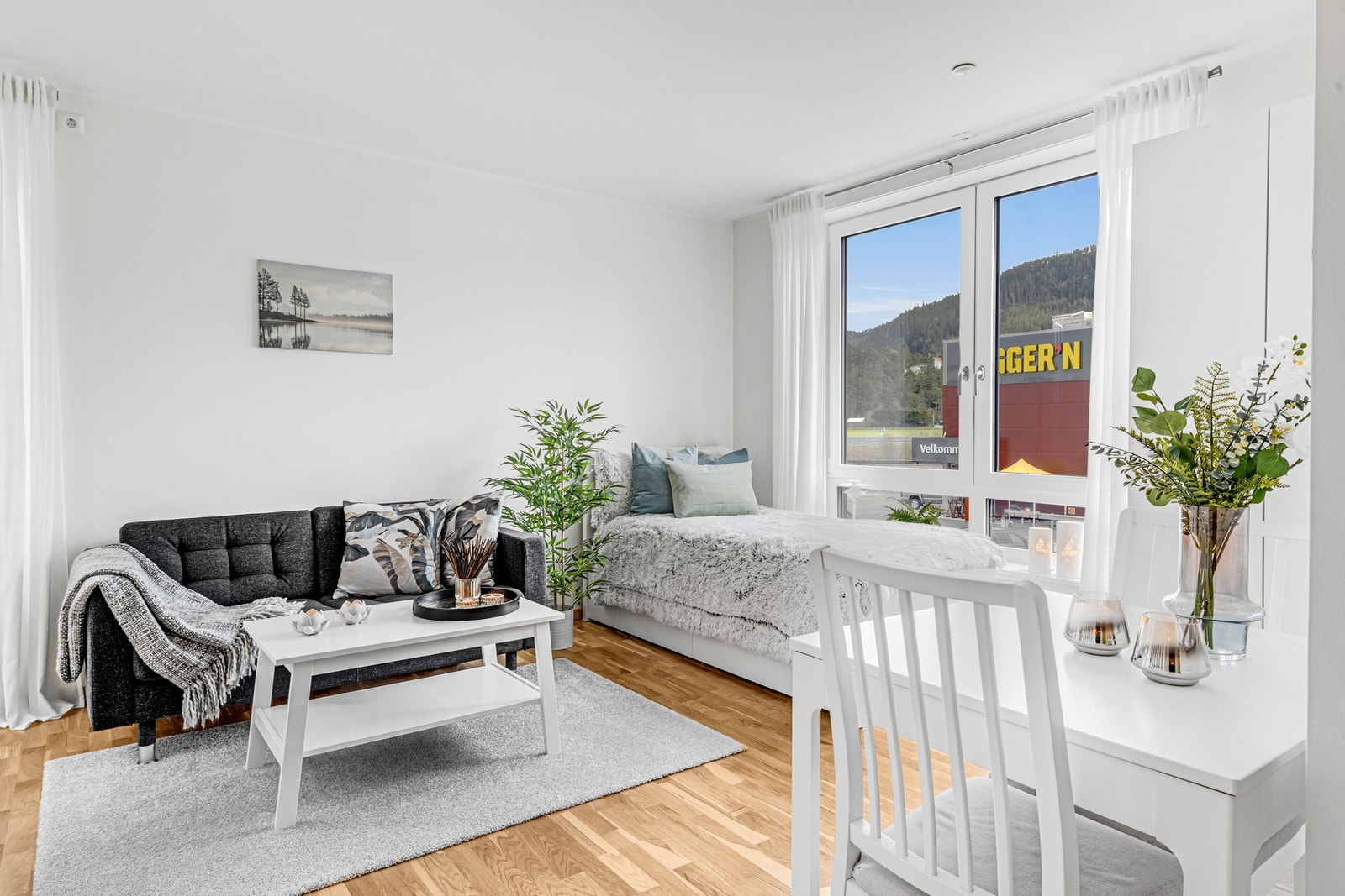 Store vindusflater som gir godt med naturlig naturlig lysinnslipp Galleribilde