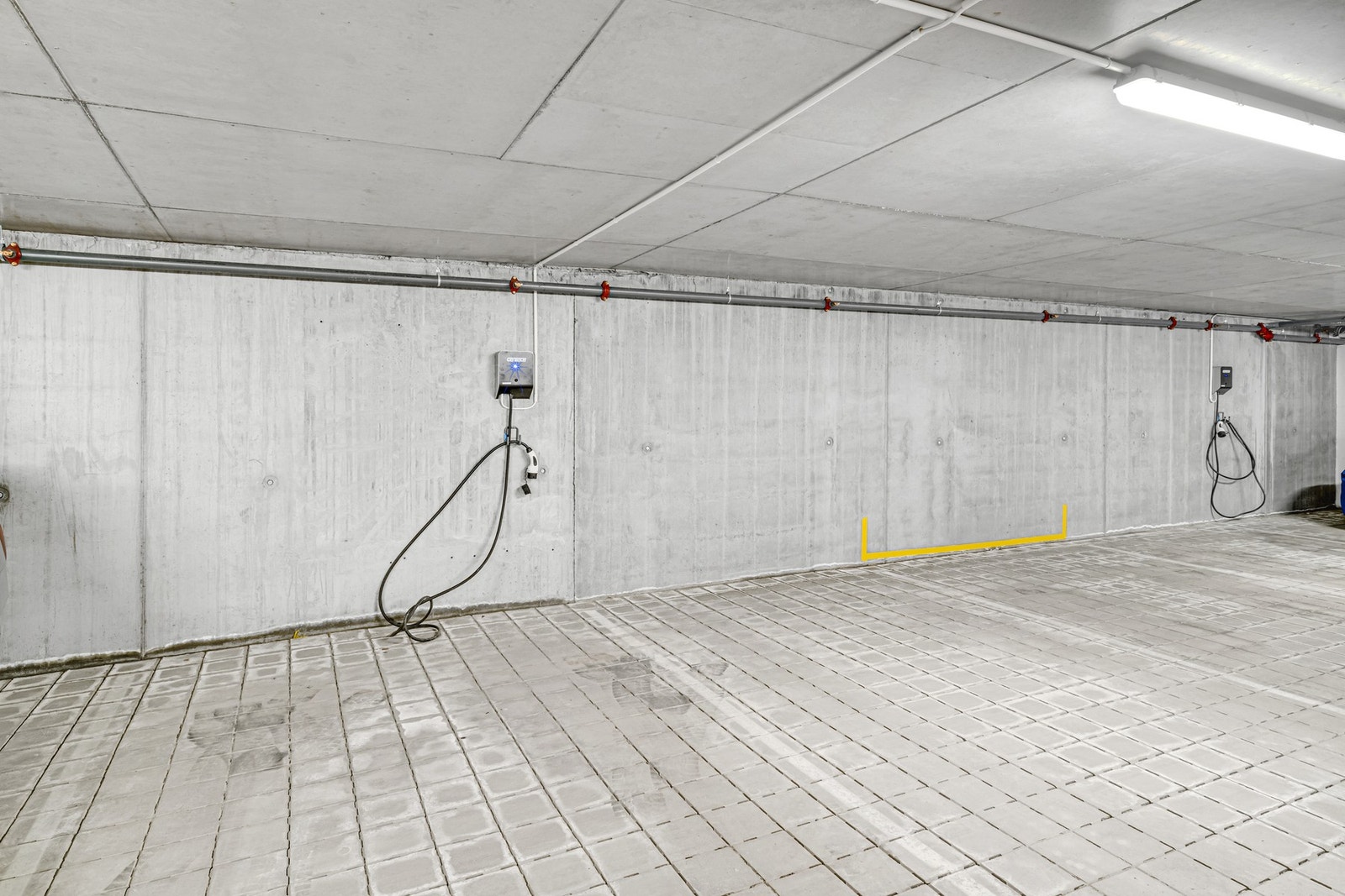 Leiligheten har egen parkeringsplass i oppvarmet kjeller. Galleribilde