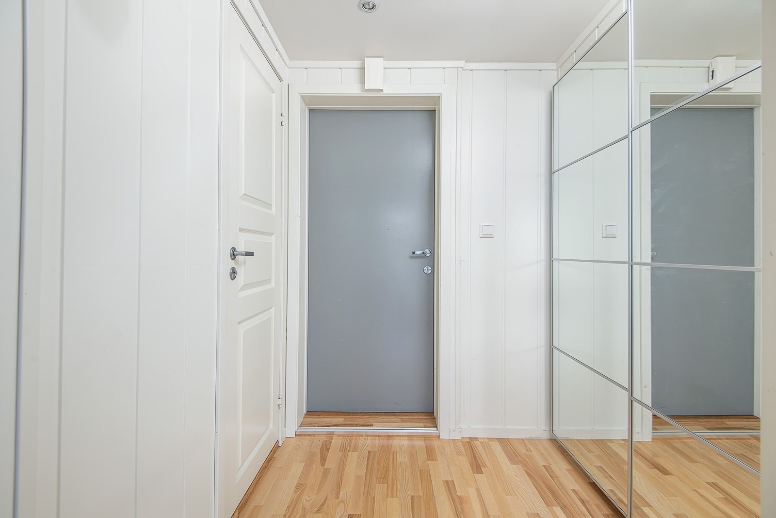 Skyvedørsgarderobe med speildører i entré Galleribilde