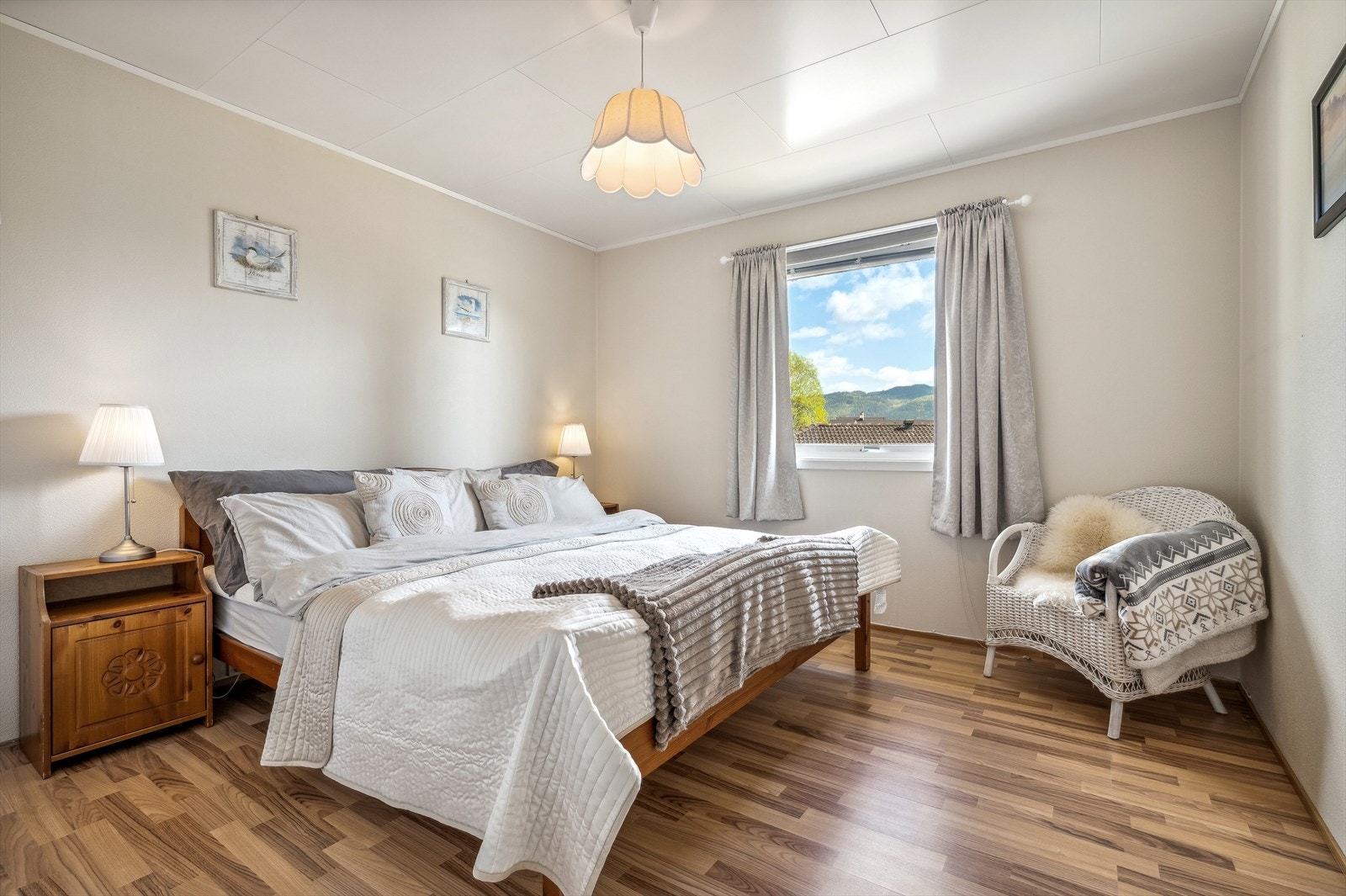 Hovedsoverom med plass til dobbeltseng og nattbord. Galleribilde