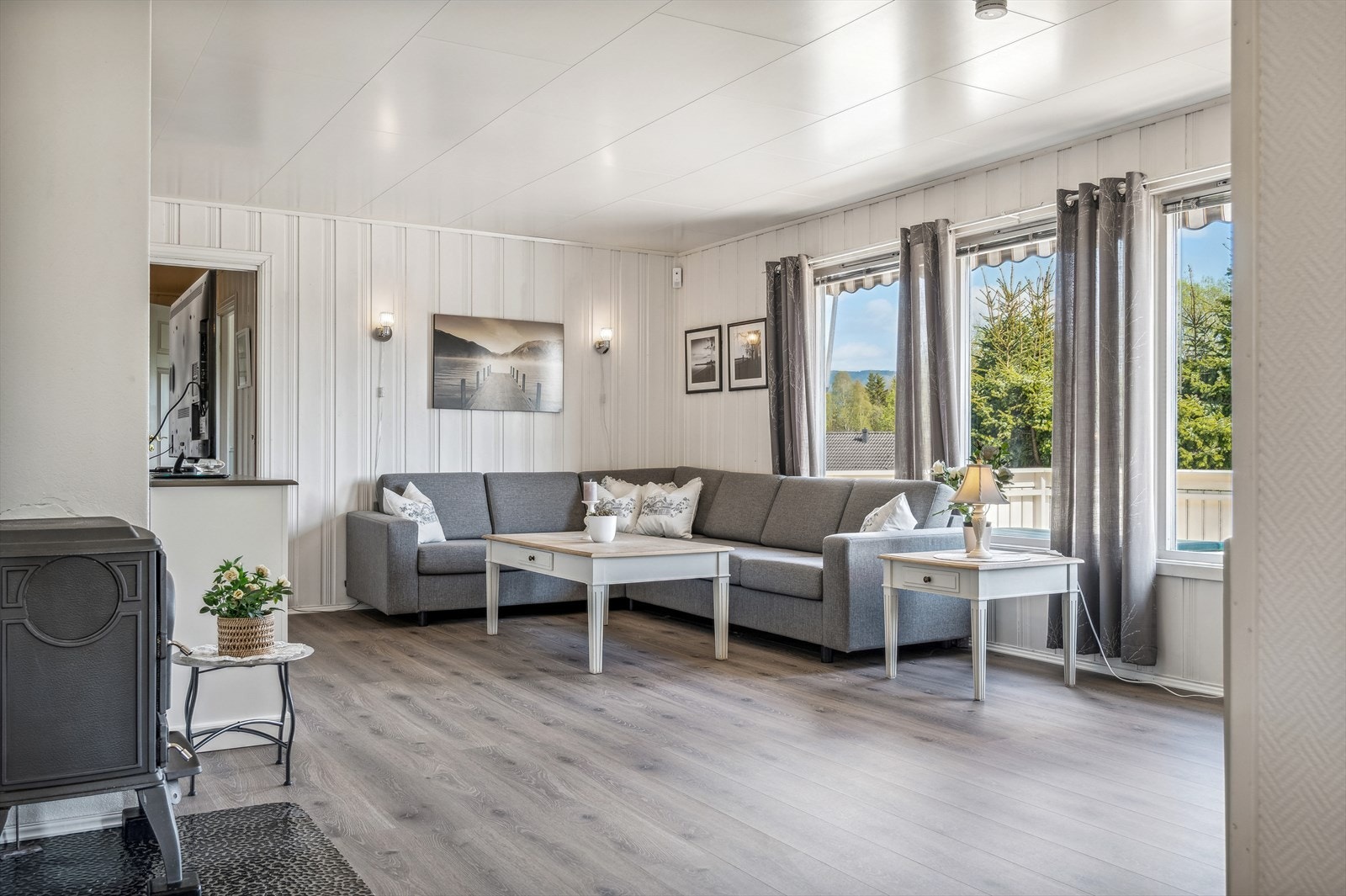 Lys og romslig stue med gode innredningsmuligheter til sofagruppe og tv-møblement. Galleribilde