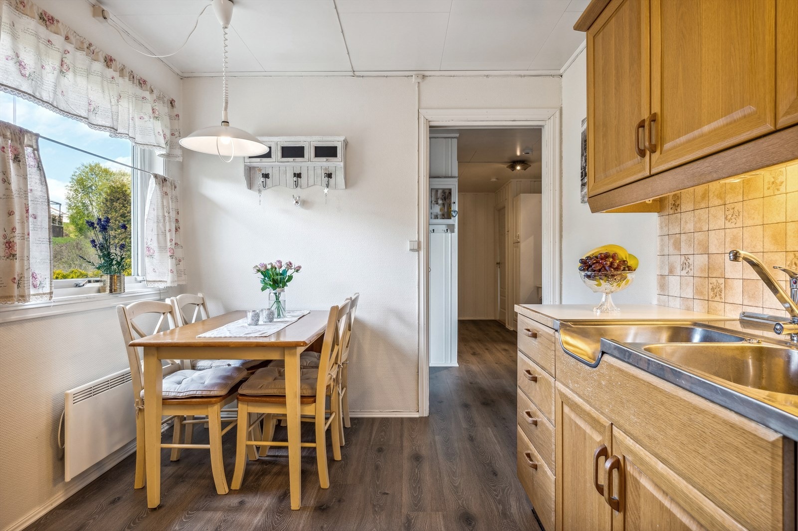 God skap- og benkeplass. Plass til spisebord. Galleribilde
