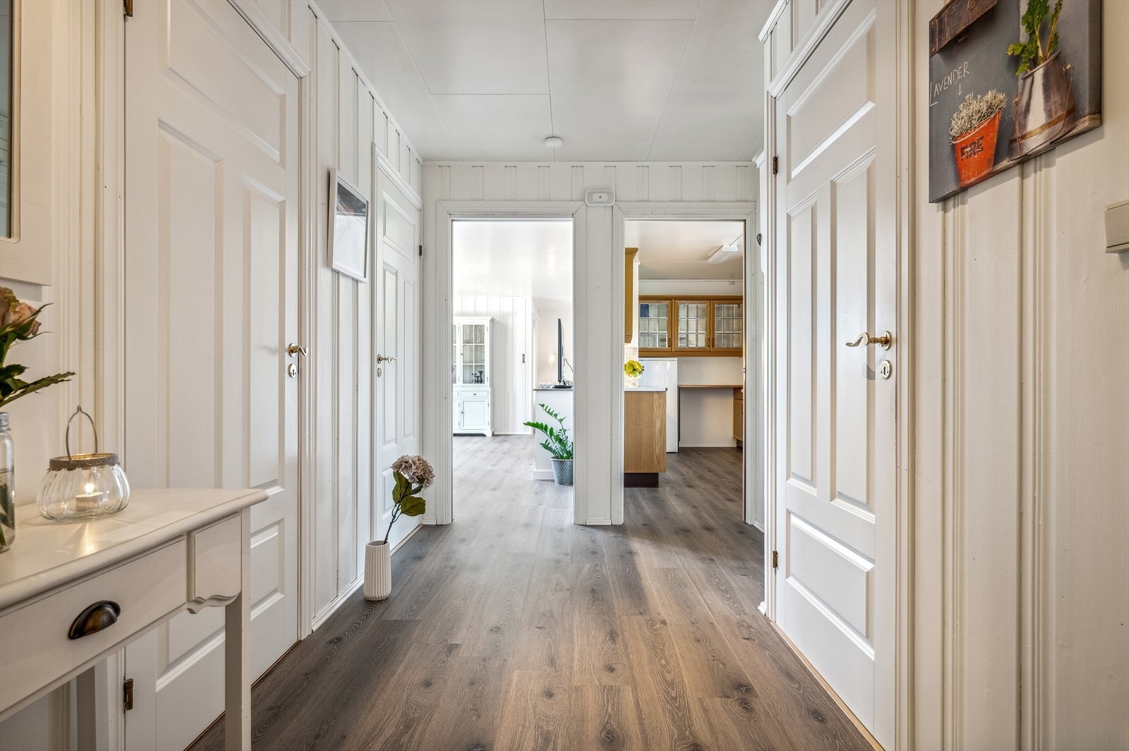 Trivelig entrè og luftig gang som ønsker deg velkommen inn! God plass til å henge fra seg ytterklær. Galleribilde