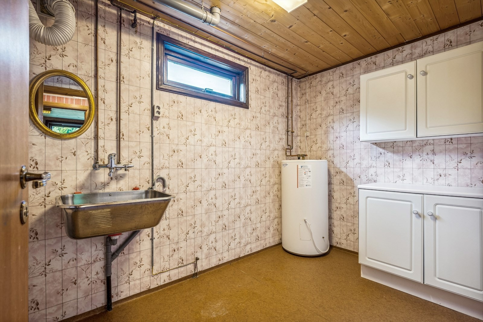 Vaskerom i underetasje som er utstyrt med utslagsvask og opplegg for vaskemaskin. Galleribilde