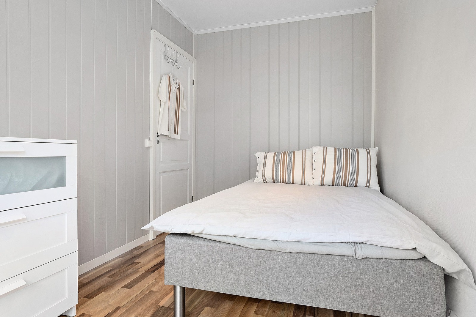 Soverom 2 er på 7 kvm. Godt med plass til både seng, nattbord og enkel garderobe. Galleribilde