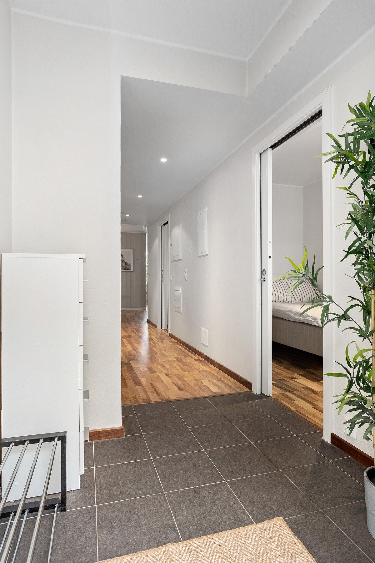 Romslig entre med plass til garderobe. Galleribilde