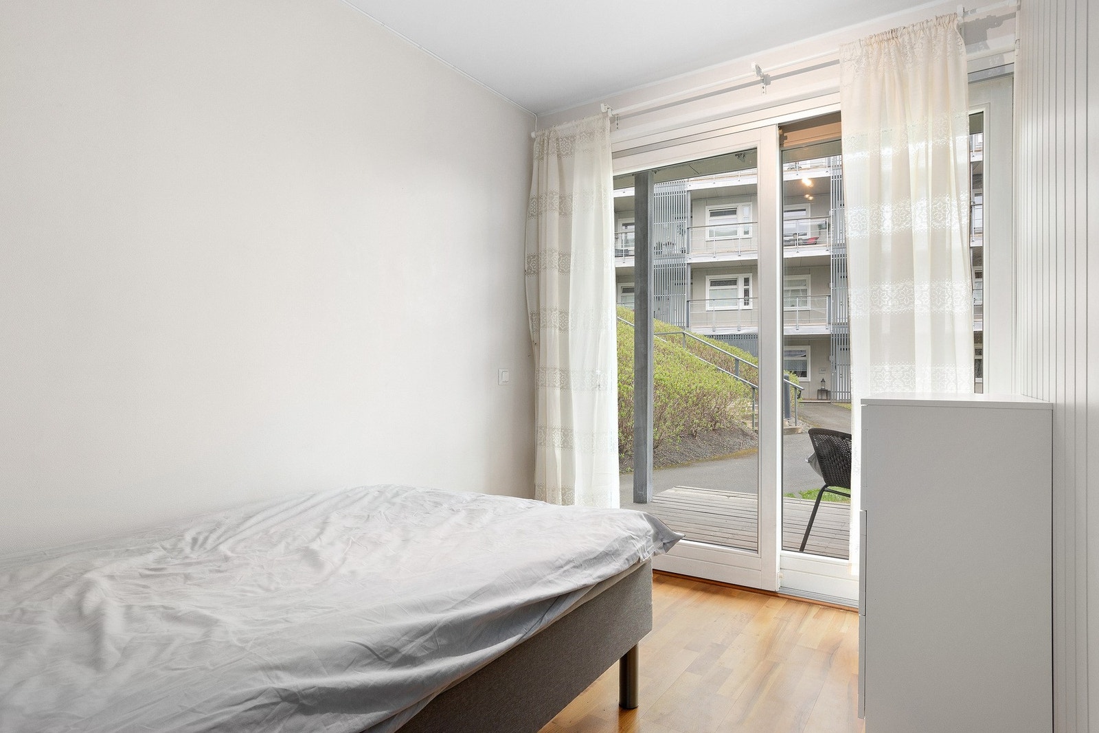 Herfra har man direkte utgang til leilighetens hyggelige markterrasse. Galleribilde