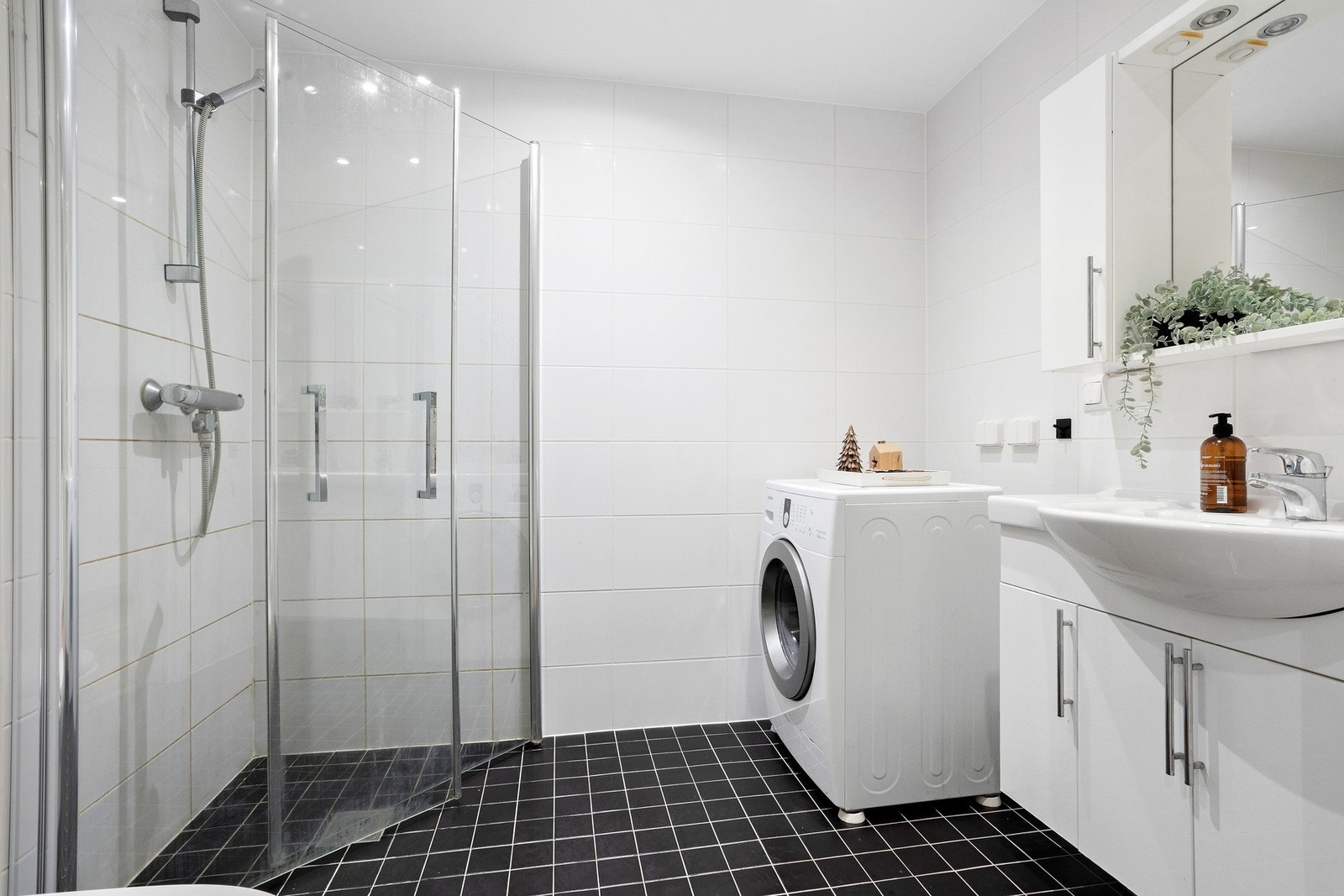Badet måler 4,5 kvm. Pent flislagt med varme i gulv. Opplegg til vaskemaskin. Galleribilde