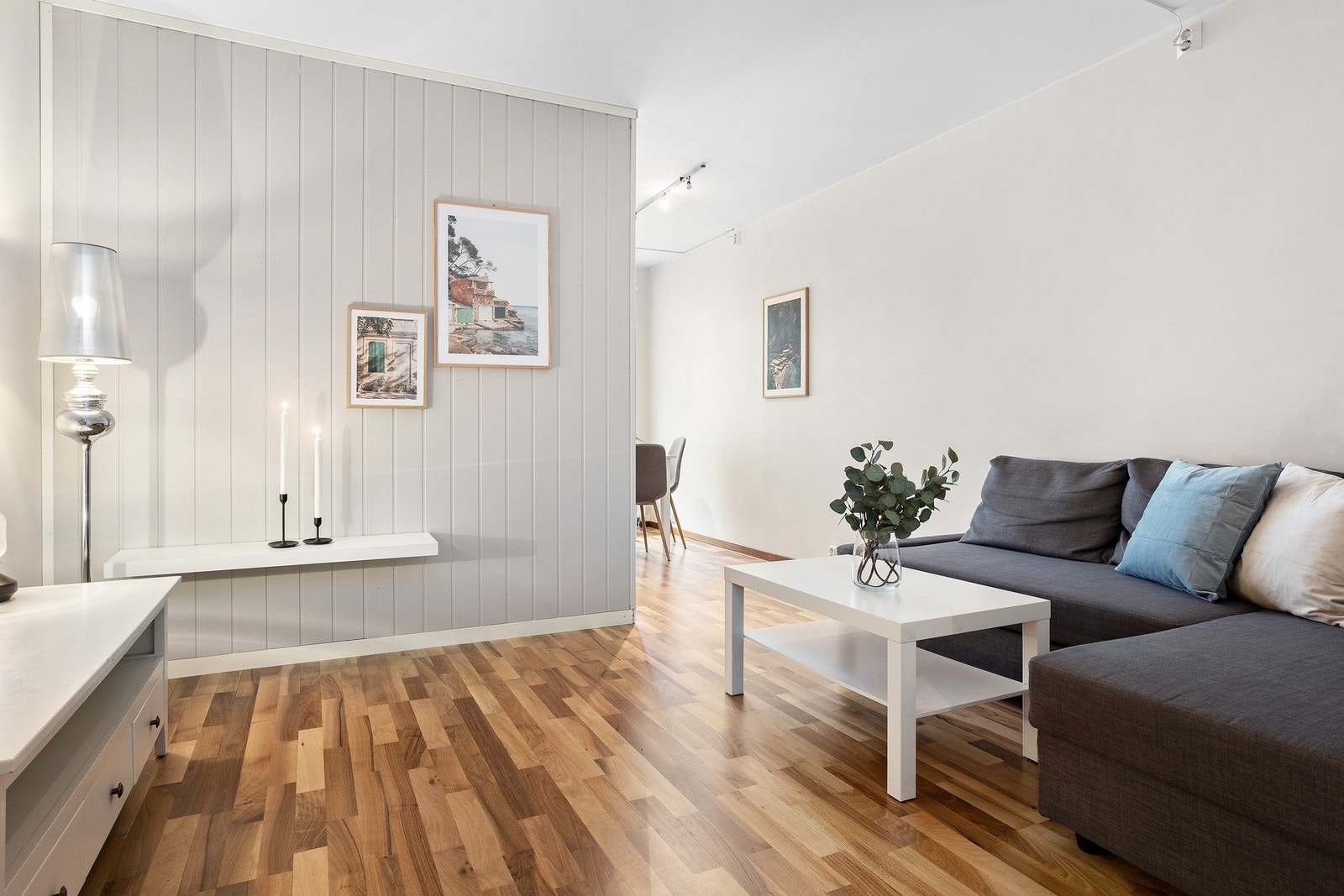 Deler av stuen er i dag innlemmet i et nytt soverom. Dette deler stuen opp i soner og gjør den enkel å møblere. Galleribilde