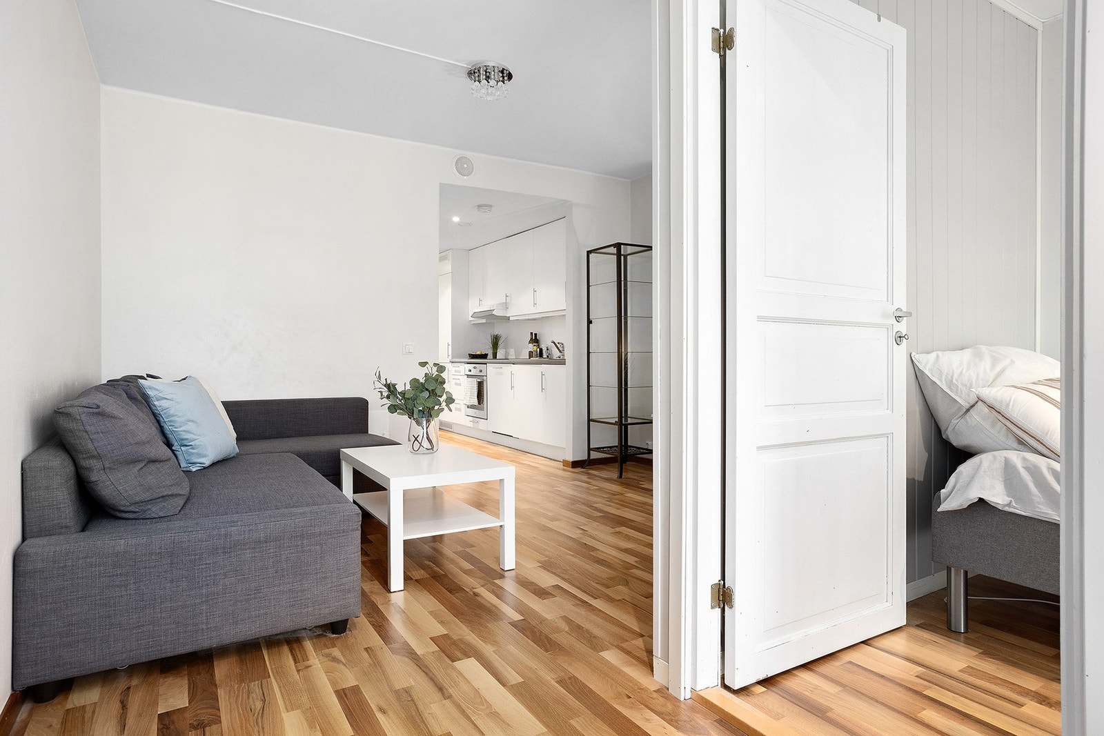 Leiligheten har lave felleskostnader på kun kr 2 277,- i mnd. Disse dekker blant annet A-konto fjernvarme, renhold og strøm til fellesarealer samt TV og bredbånd. Galleribilde