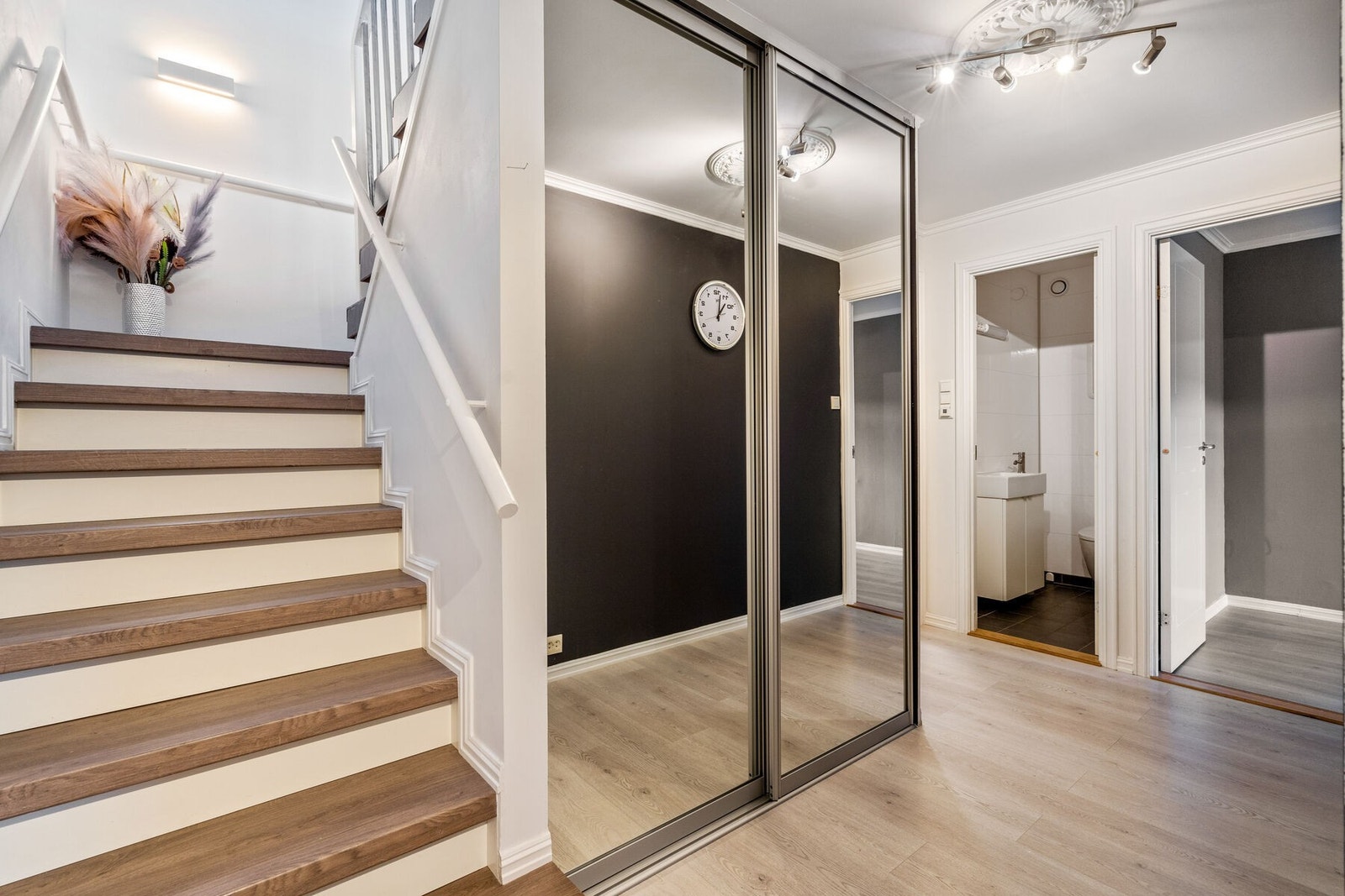Fin gang med stor garderobe og helfigurspeil. Galleribilde
