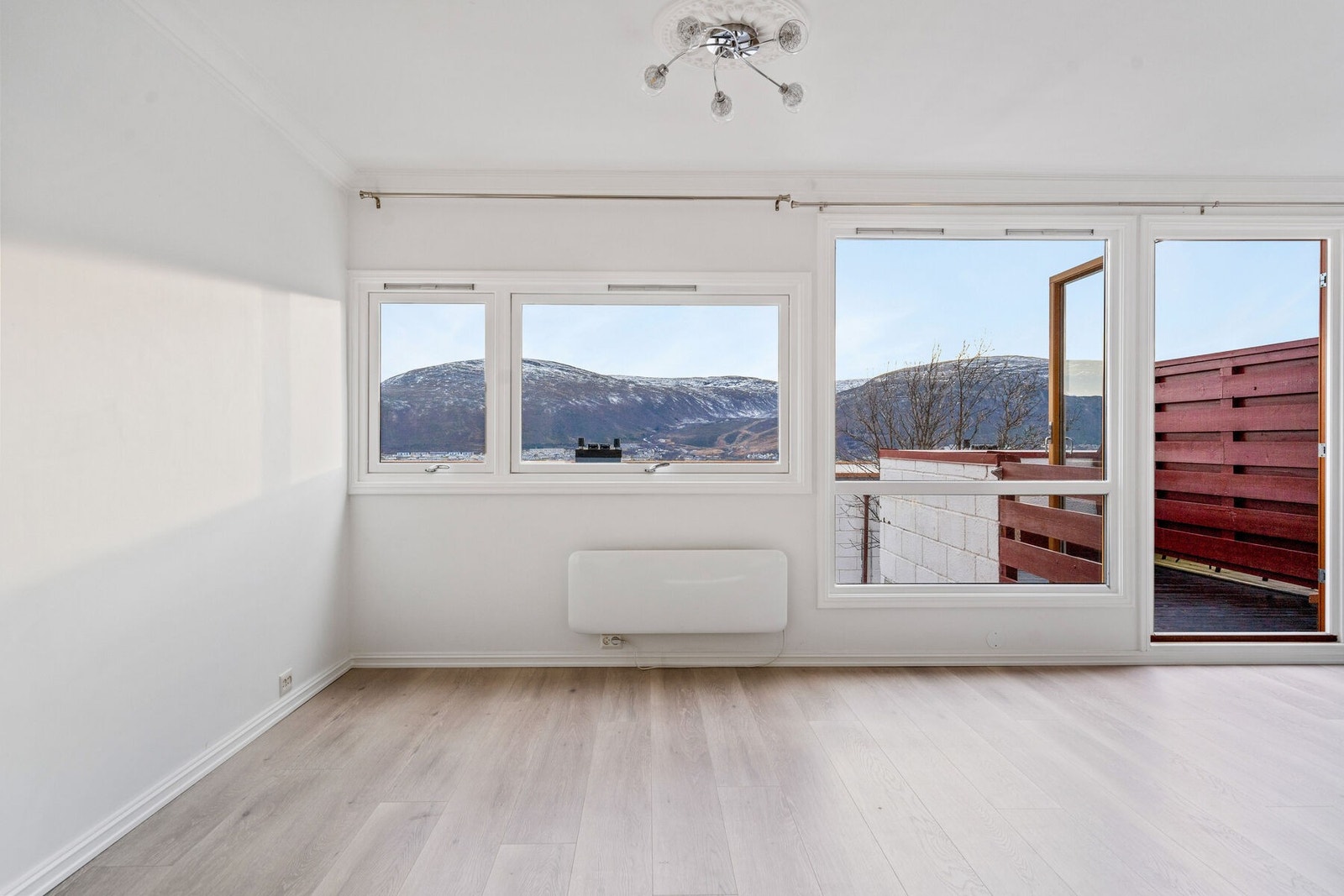 Fra stuen har du en nydelig utsikt mot fjellene på fastlandet. Galleribilde