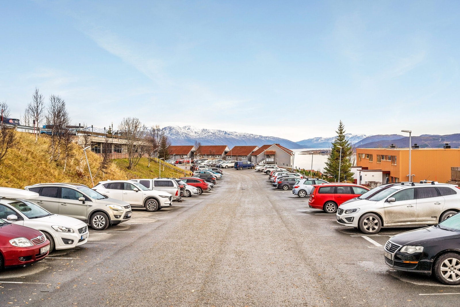Parkering på utvendig biloppstillingsplass. Galleribilde