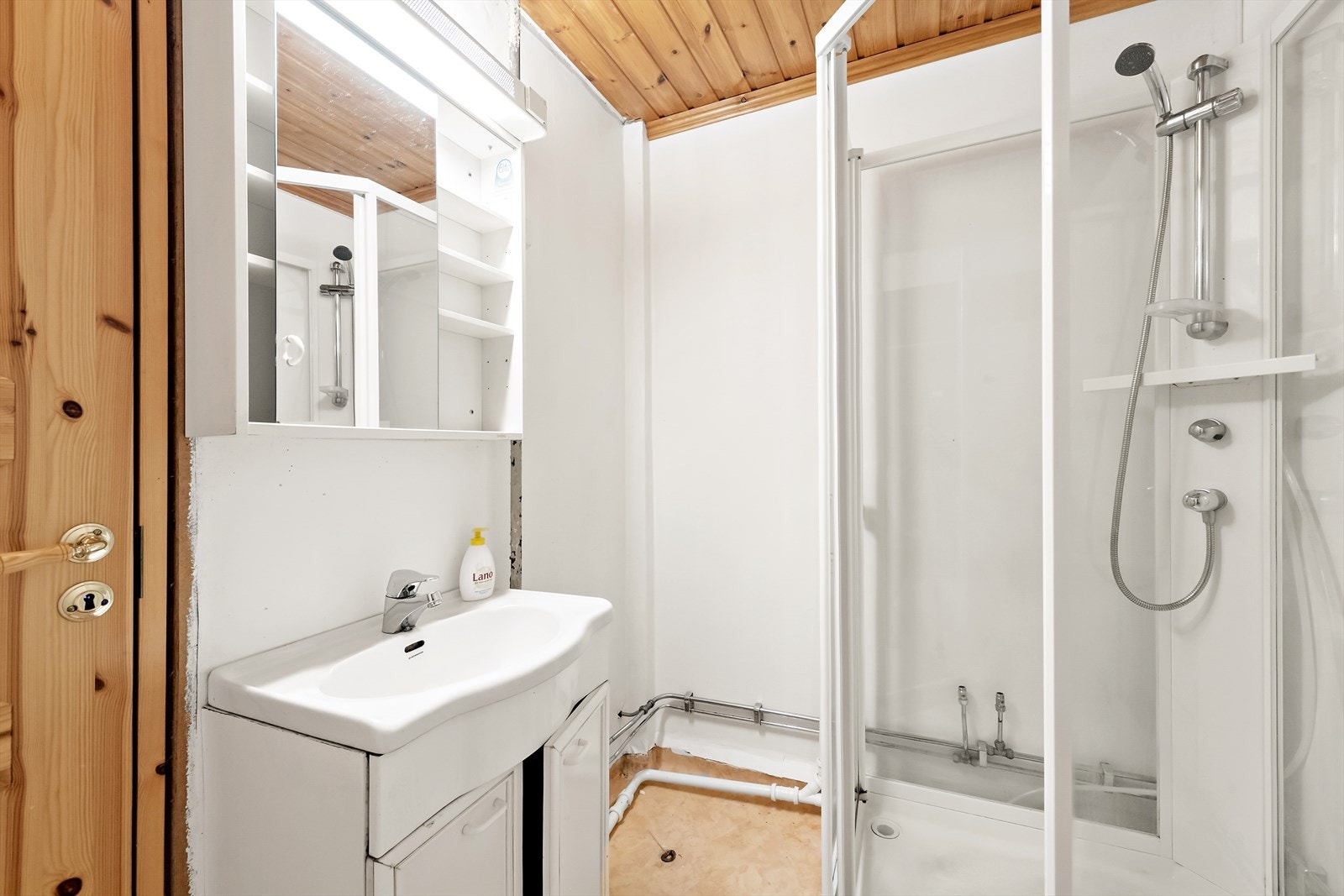 Badet holder eldre standard. Rommet er av grei størrelse med plass til dusjkabinett, baderomsinnredning og det er opplegg for vaskemaskin. Det er et separat toalettrom ved siden. Galleribilde