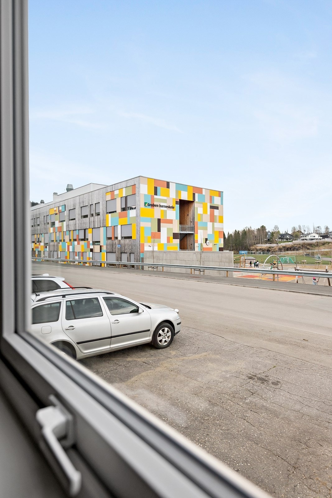 Det er felles parkeringsplass for alle eierne. Det tildeles garasjeplass etter ventelister. Galleribilde