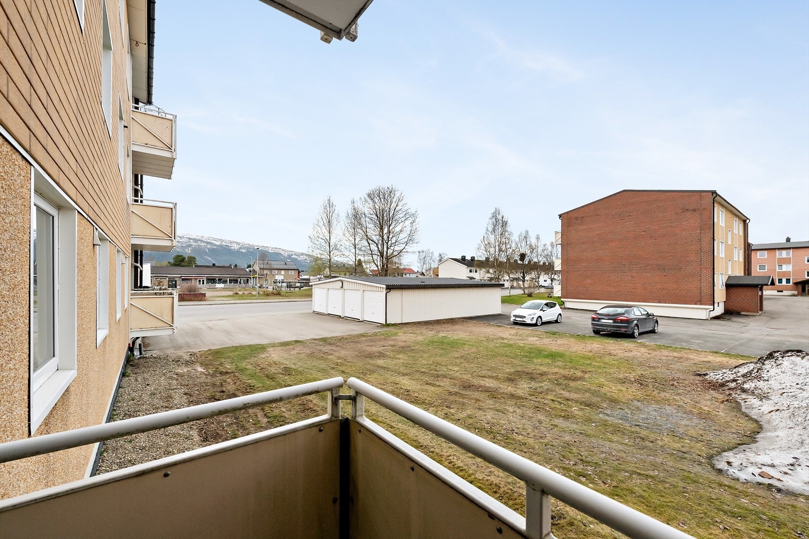 På utsiden av borettslaget er det fine fellesarealer for beboerne med grøntarealer. Kort vei til alt fra barnehage, skole, dagligvare, spisested og fine turområder. Galleribilde