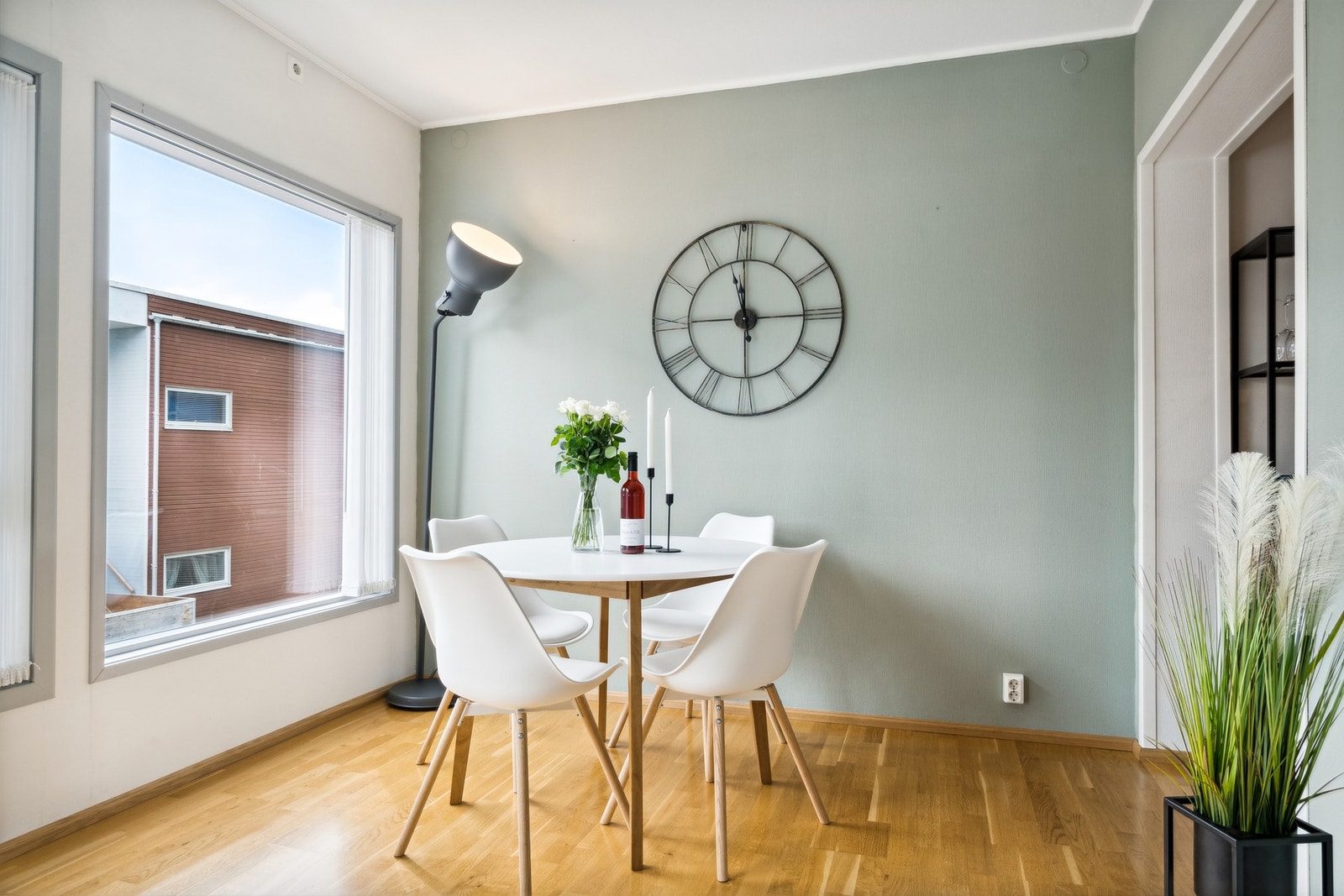 På den motsatte veggen i stuen er det plass til spisebord Galleribilde