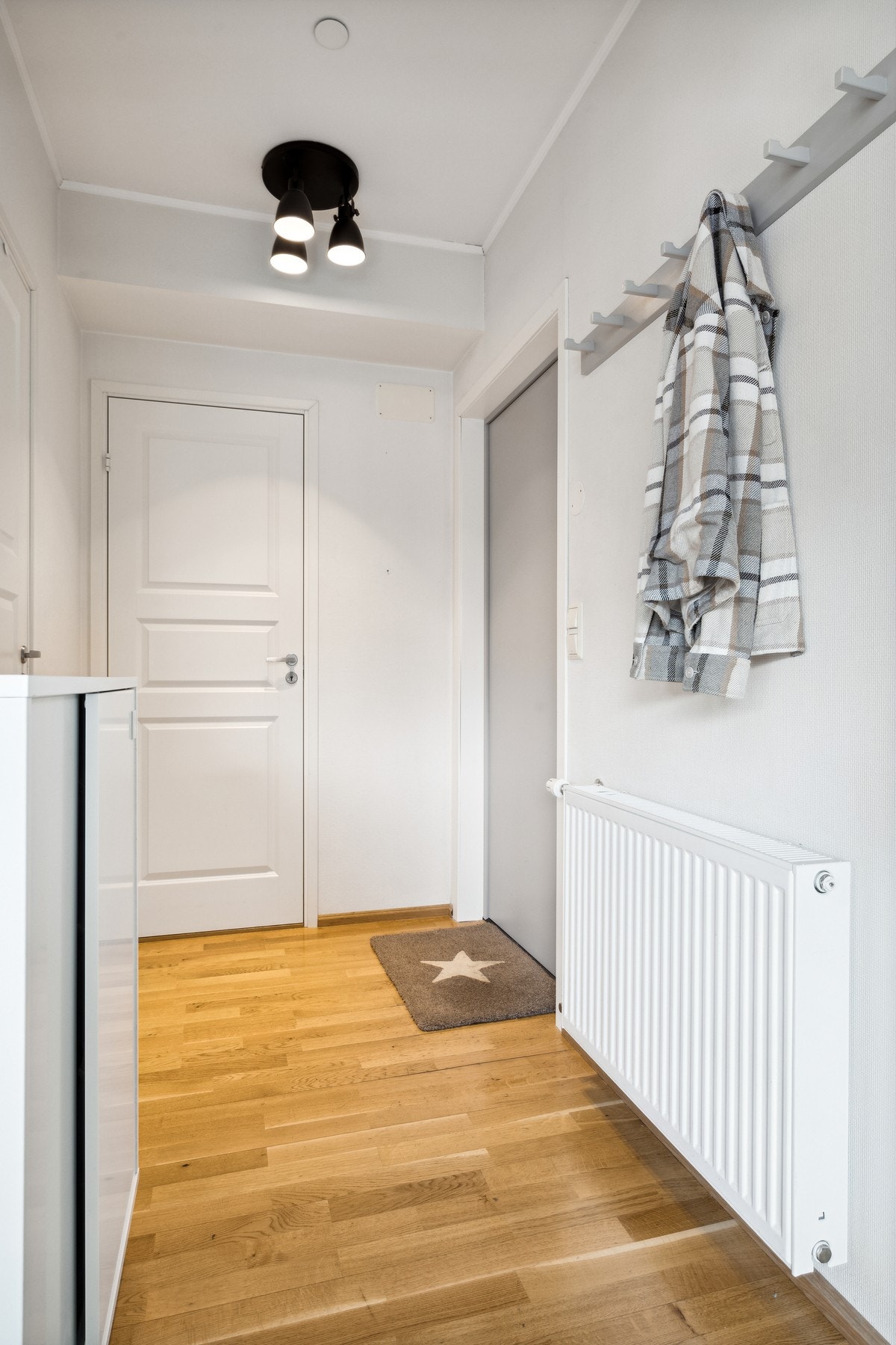Entre med inngang til den ene soverommet samt badet Galleribilde