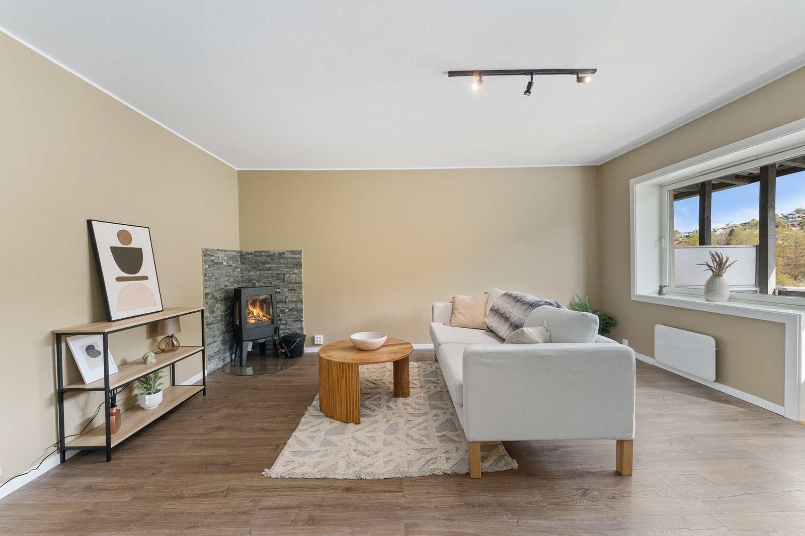 Stuen er lys og luftig, og har utgang til en overbygd balkong med plass til utemøbler og grill. Galleribilde