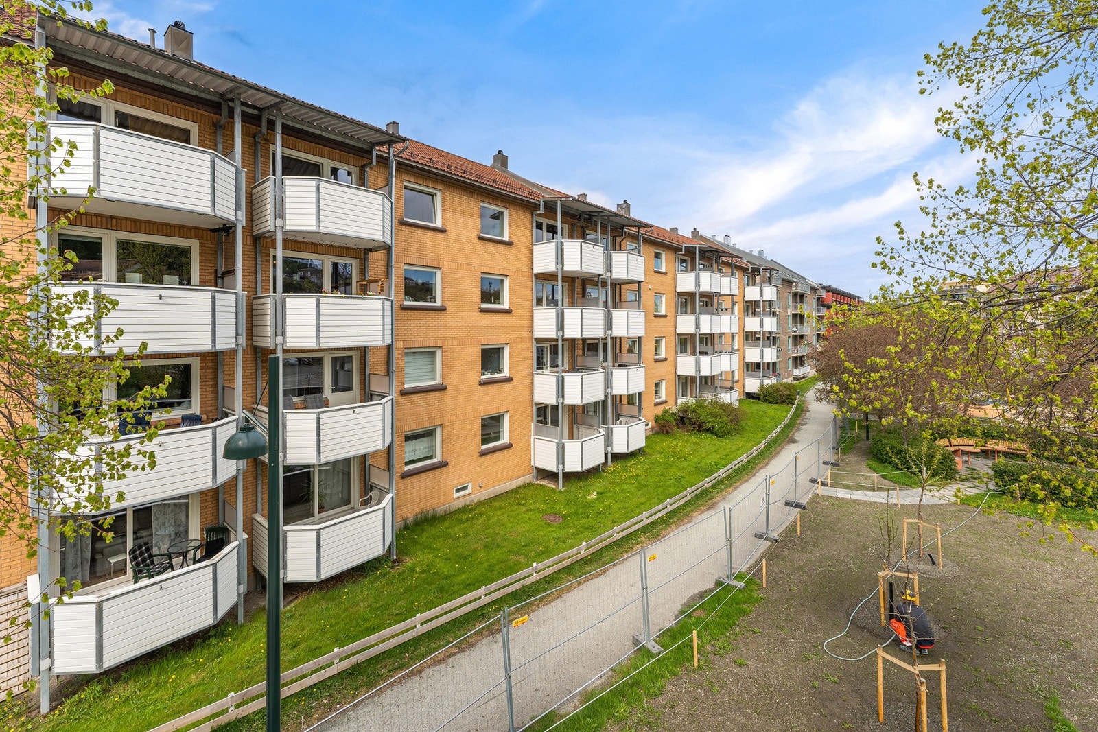 Borettslaget har tre gjesteparkeringsplasser til disposisjon for besøkende. Galleribilde