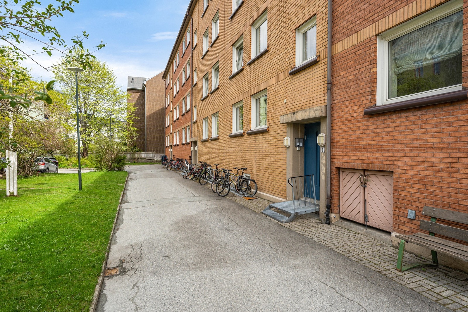 Felles sykkelparkering for beboere i borettslaget. Mulighet å leie parkeringsplass i regi av borettslaget. Galleribilde