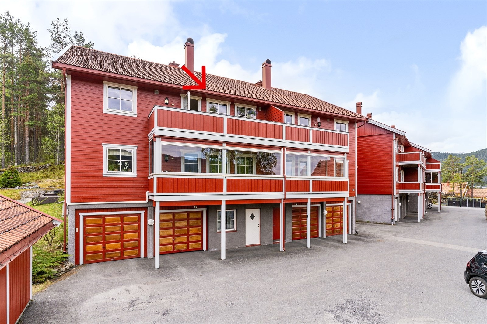 Eiendomsmegler MNEF Lars Bredeveien presenterer en romslig topp- og endeleilighet i fint område på Raumyr. Galleribilde