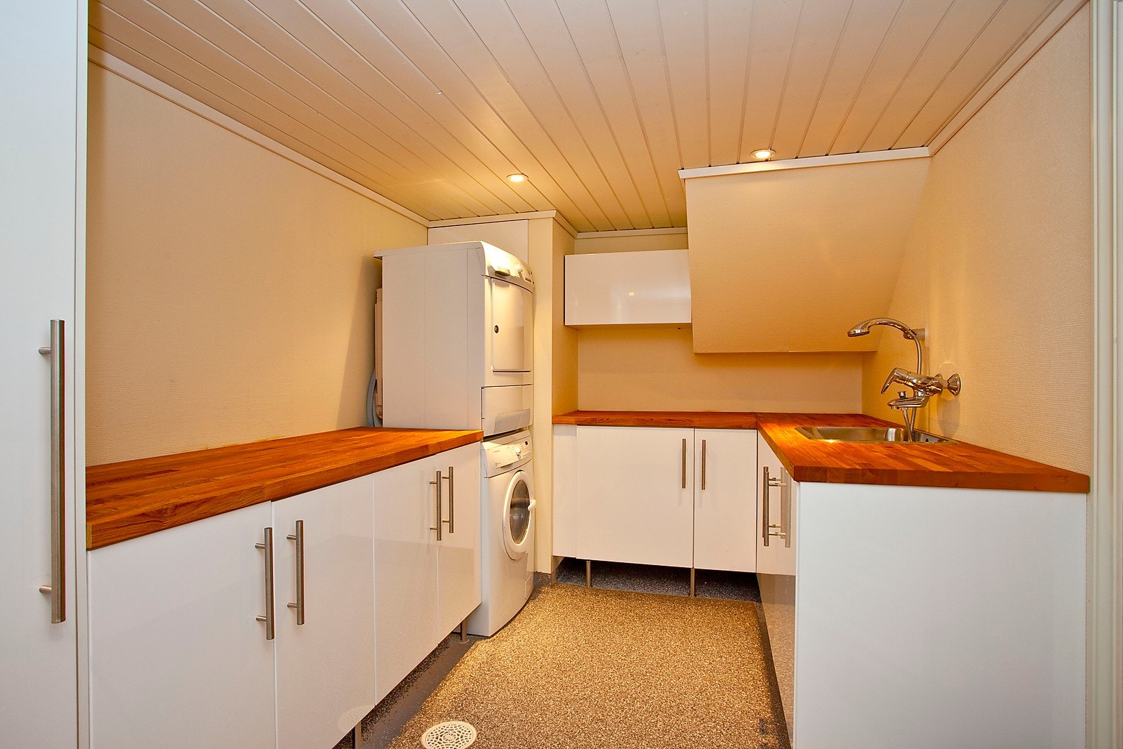 Stort vaskerom i underetasjen / Large laundry room in basement Galleribilde