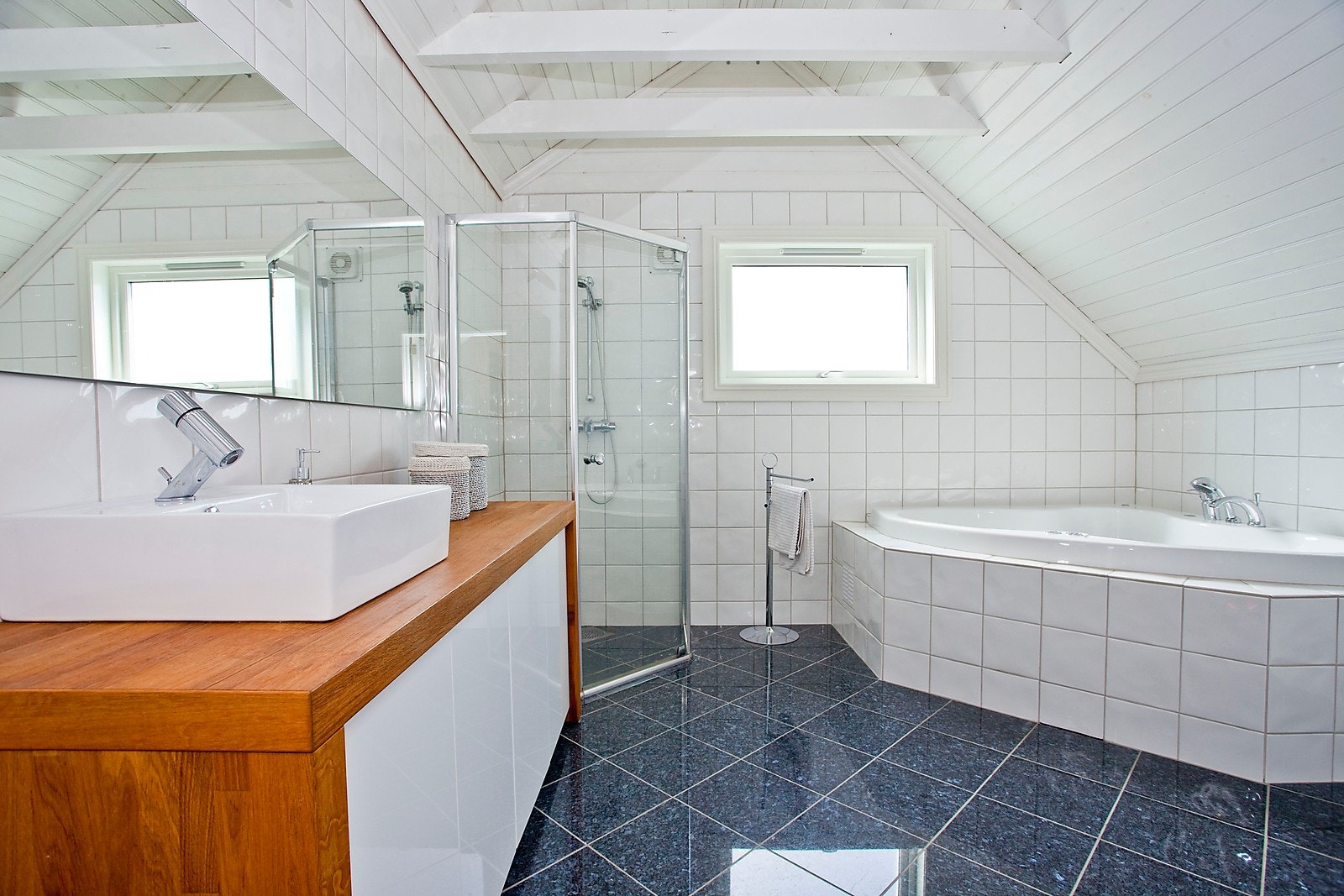 Bad med både badekar og dusj / Bathroom with bathtub and shower Galleribilde