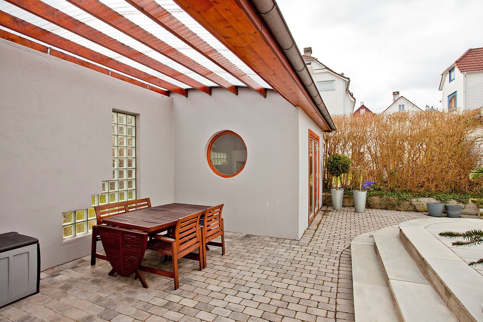 Flott opparbeidet og skjermet uteområde / Nicely designed garden and outdoor area Galleribilde