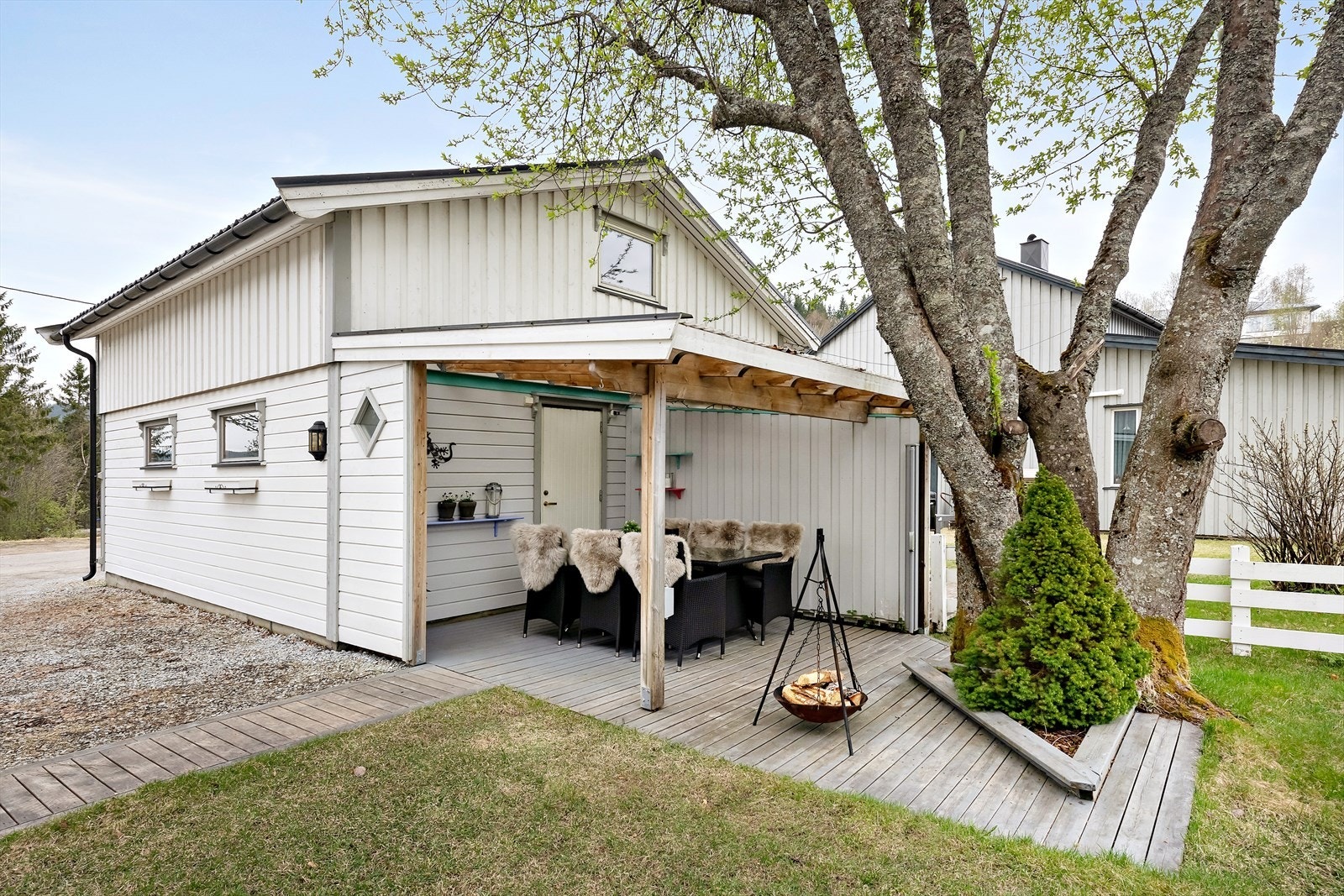Overbygd terrasse bak garasjen. Et hyggelig samlested for hele familien. Galleribilde