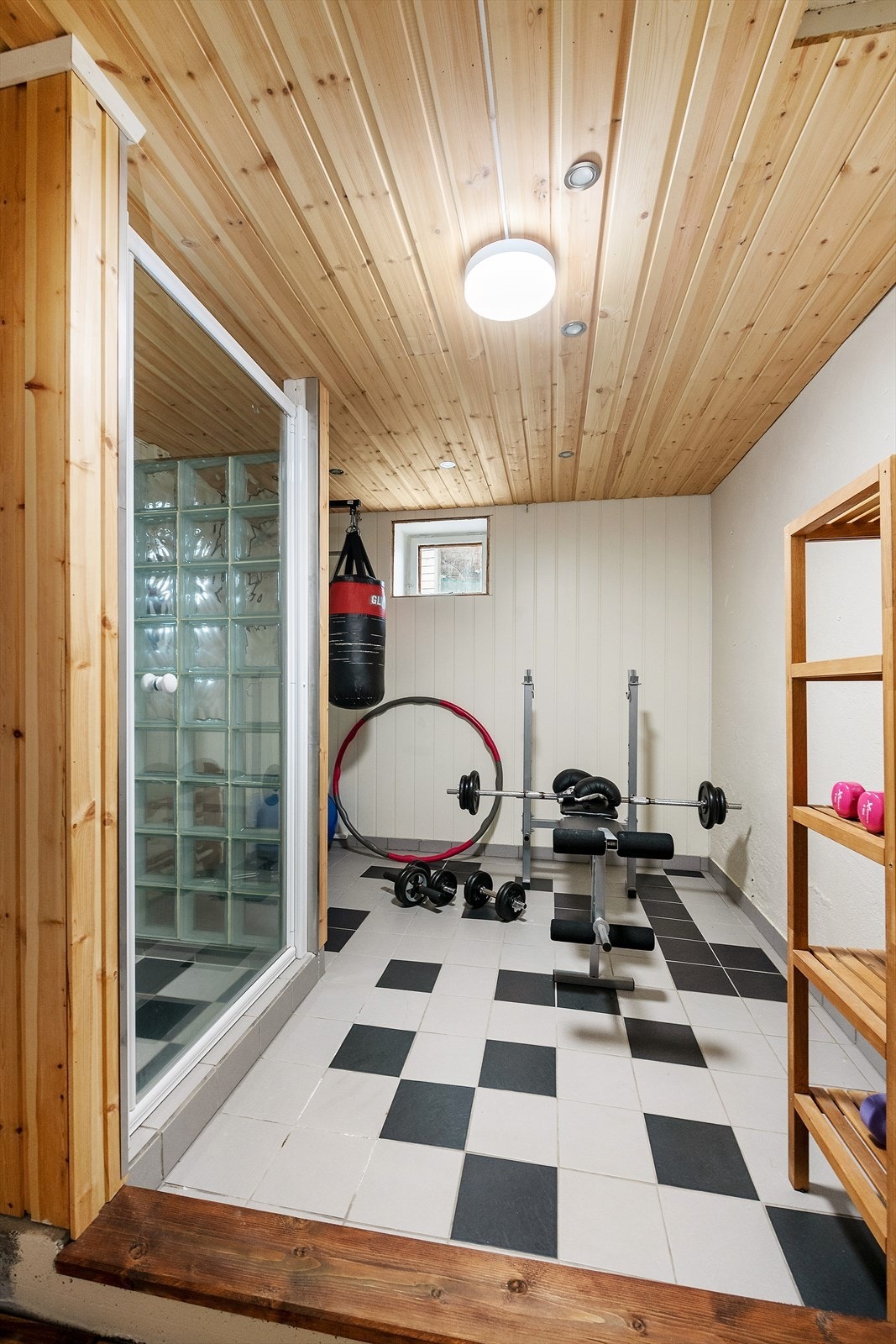 Kjellerrom med dusj, benyttet som et treningsrom. Det gjøres oppmerksom på at rommet ikke er godkjent for varig opphold, se nærmere beskrivelser i salgsoppgaven. Galleribilde
