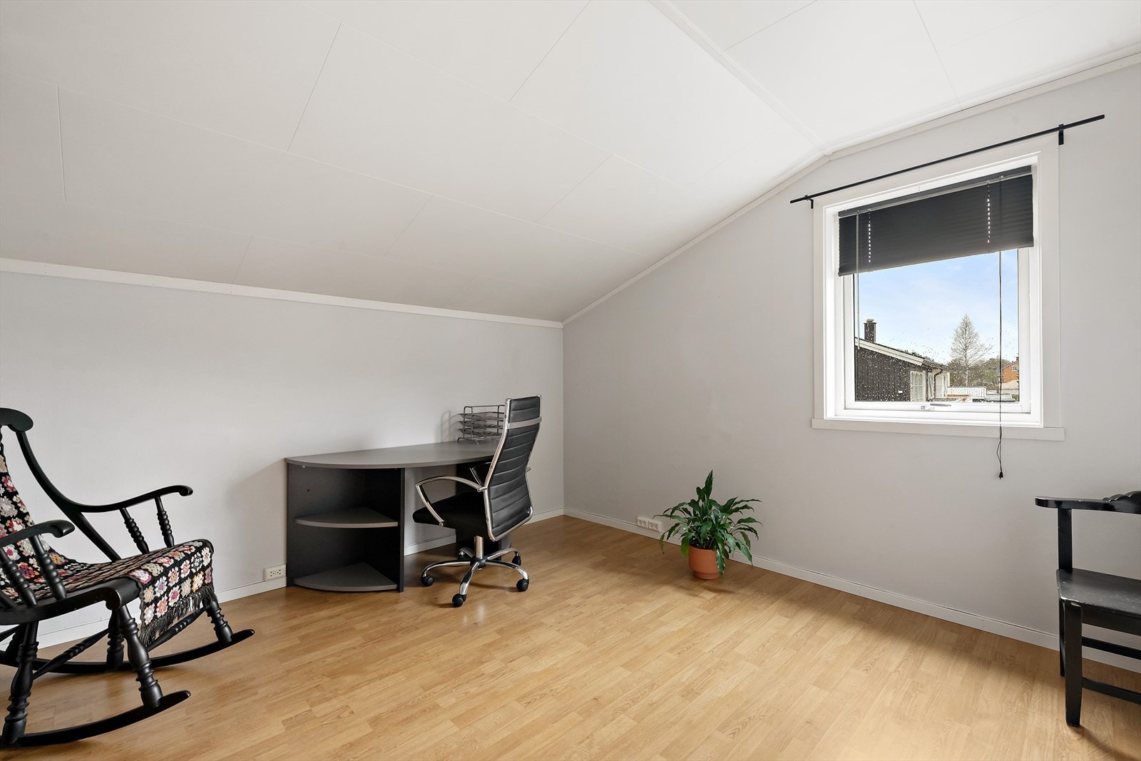 Soverom 3 av 4 - rommet kan brukes som gjesterom, barnerom eller kontor. Galleribilde