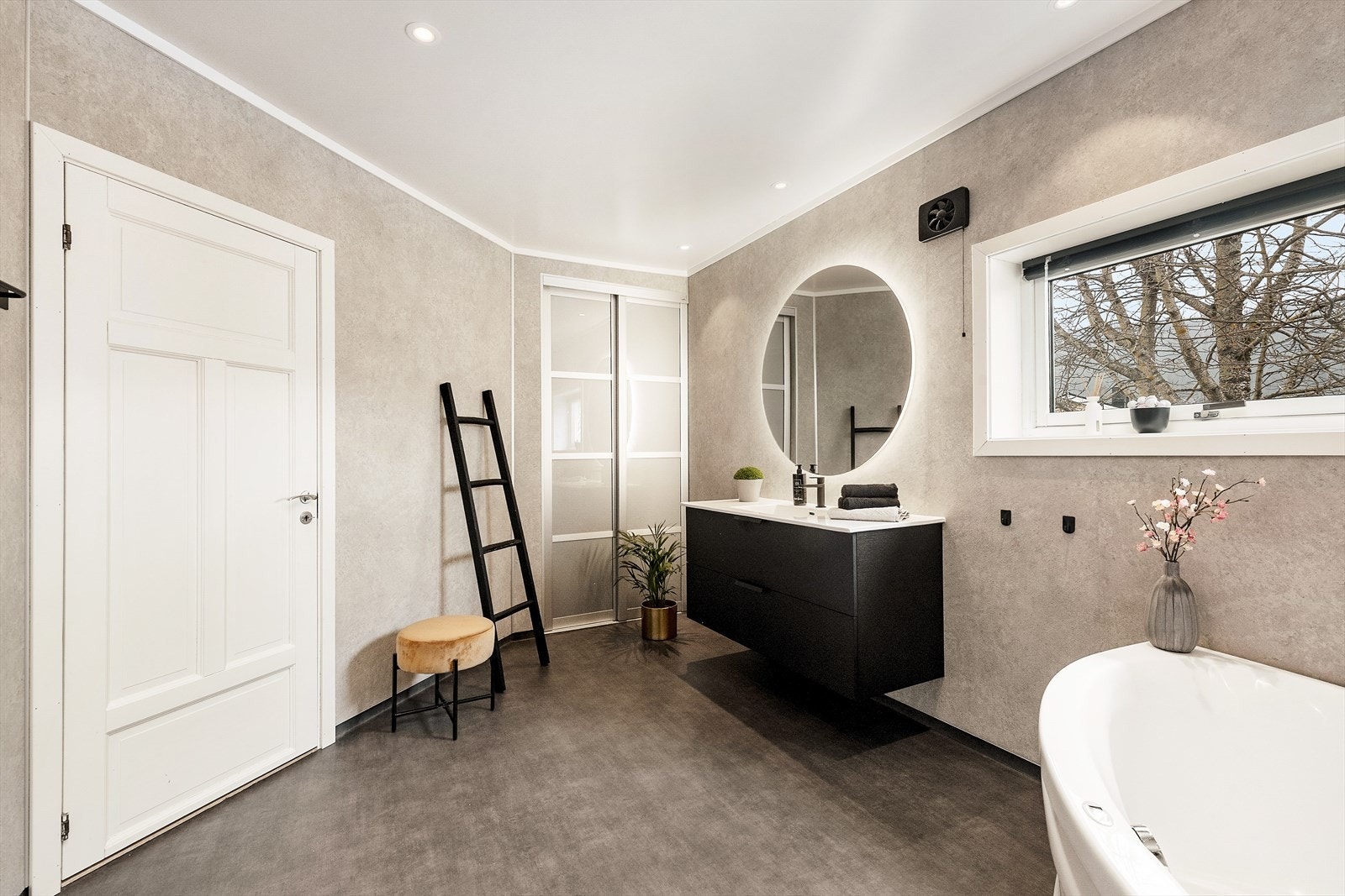 Badet har en praktisk oppbevaringsløsning med skyvedører. Galleribilde