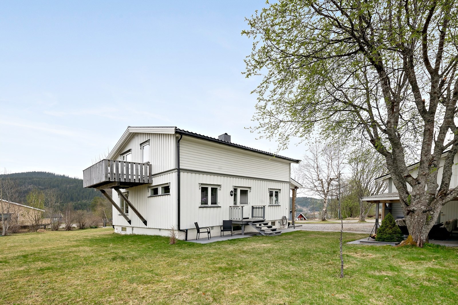 Over dobbelgarasje som deles med nabo er det innredet loftstue med prosjektor og kinostoler (ikke godkjent for varig opphold). Galleribilde