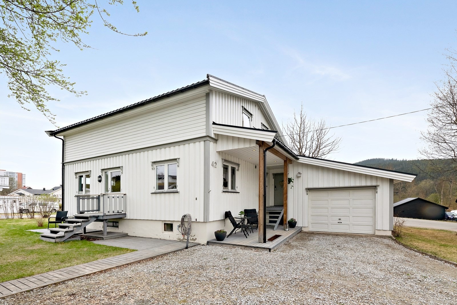 Gode parkeringsmuligheter i 1/2-part av dobbelgarasje og integrert garasje. Galleribilde
